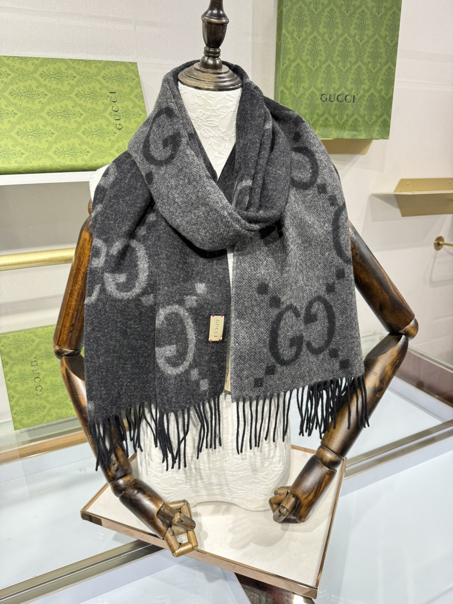 💟上新 市场最高版本💞GU**I日常配饰融入代表性品牌元素后散发高雅不凡的魅力。 这款柔软山羊绒提花围巾