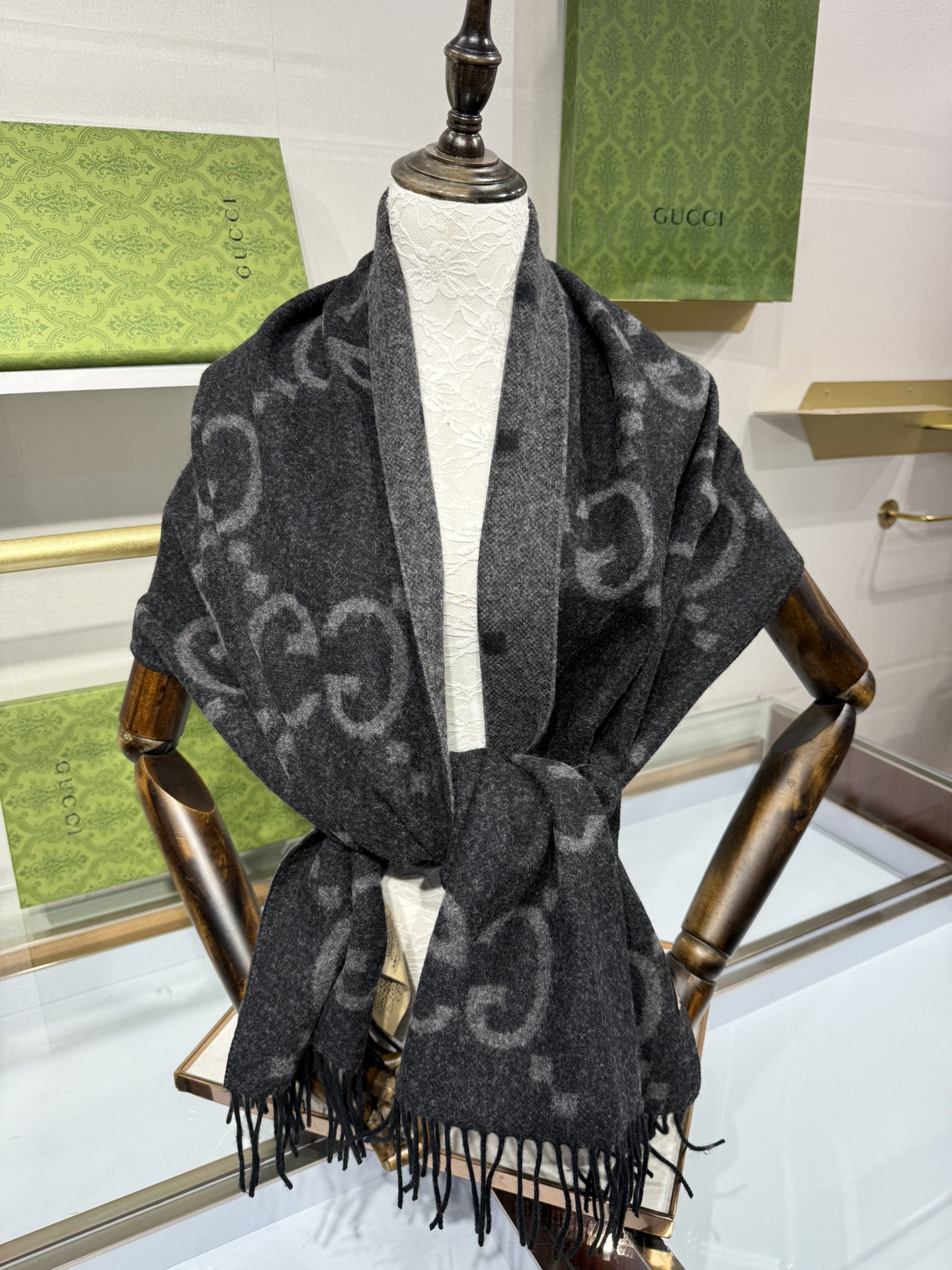 💟上新 市场最高版本💞GU**I日常配饰融入代表性品牌元素后散发高雅不凡的魅力。 这款柔软山羊绒提花围巾