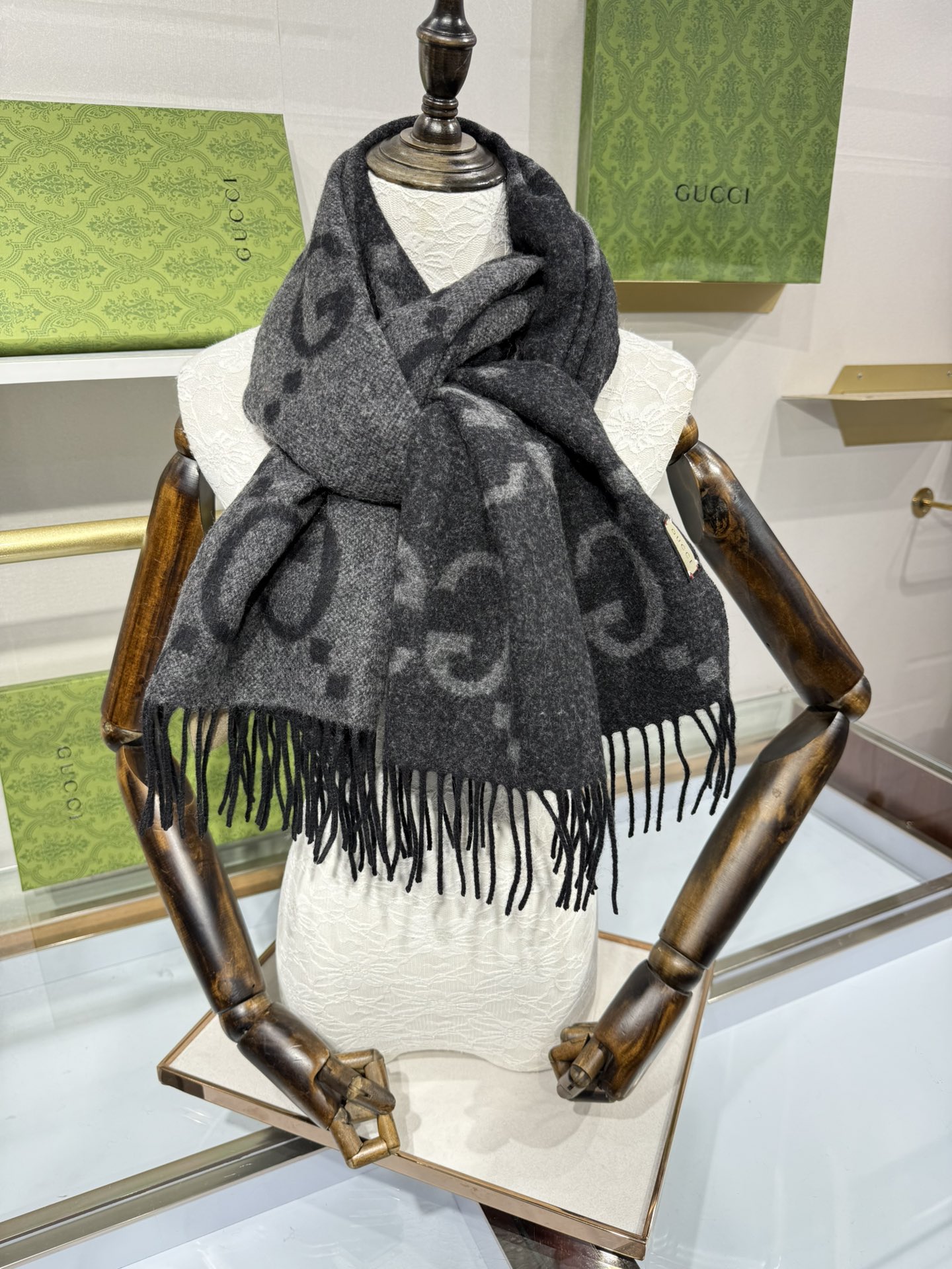 💟上新 市场最高版本💞GU**I日常配饰融入代表性品牌元素后散发高雅不凡的魅力。 这款柔软山羊绒提花围巾