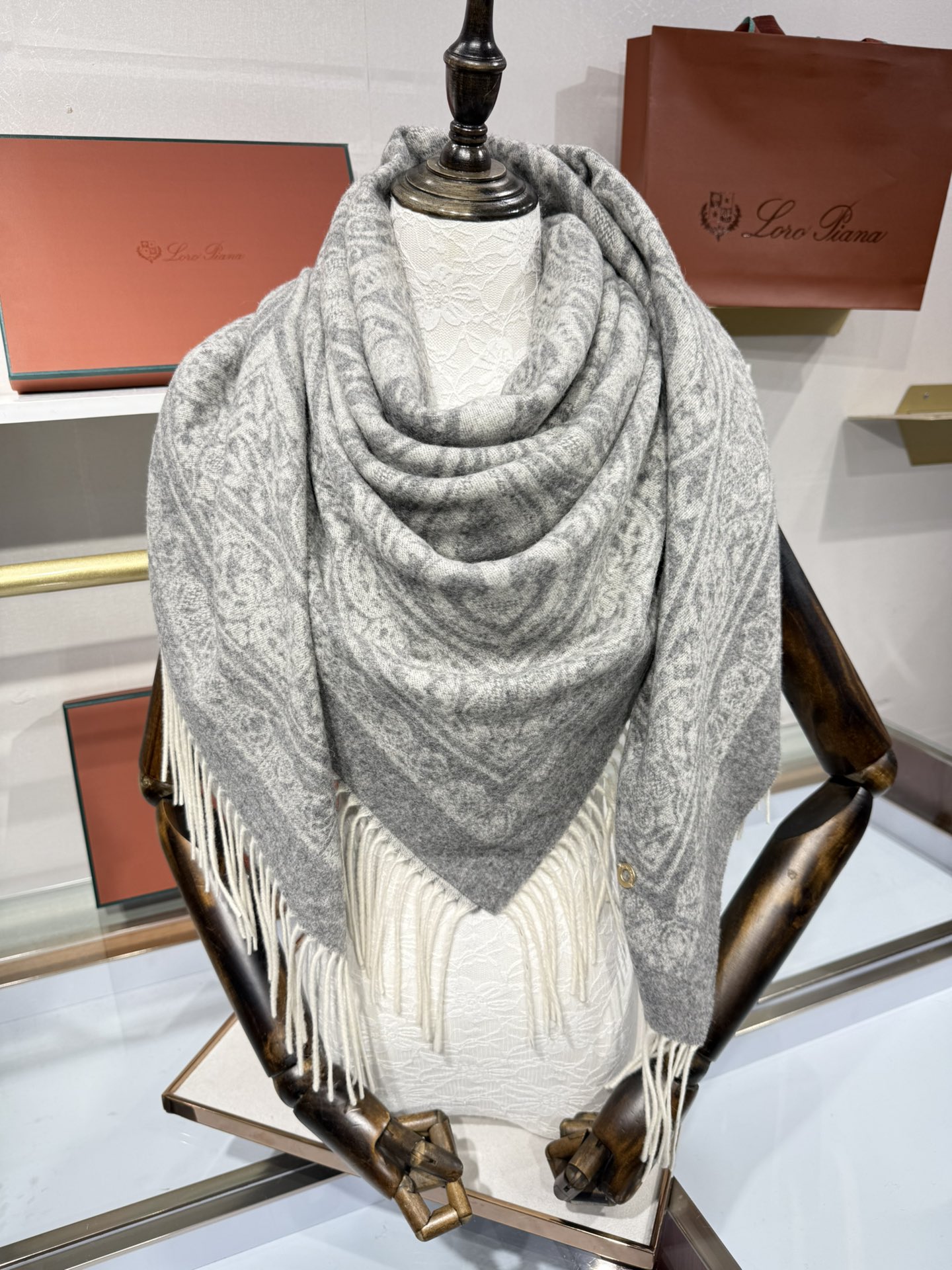 💟2025年秋冬新品 LP品牌的羊绒方巾，是奢品工艺与时尚美学的精妙融合。它以暖浅灰色为主色，呈现出复古
