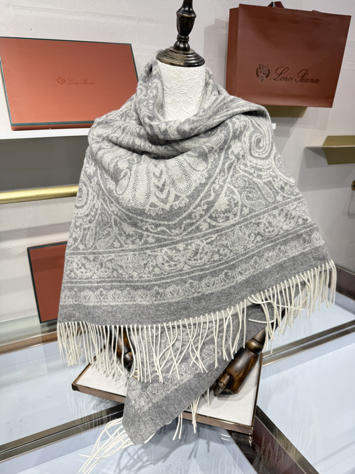 💟2025年秋冬新品 LP品牌的羊绒方巾，是奢品工艺与时尚美学的精妙融合。它以暖浅灰色为主色，呈现出复古