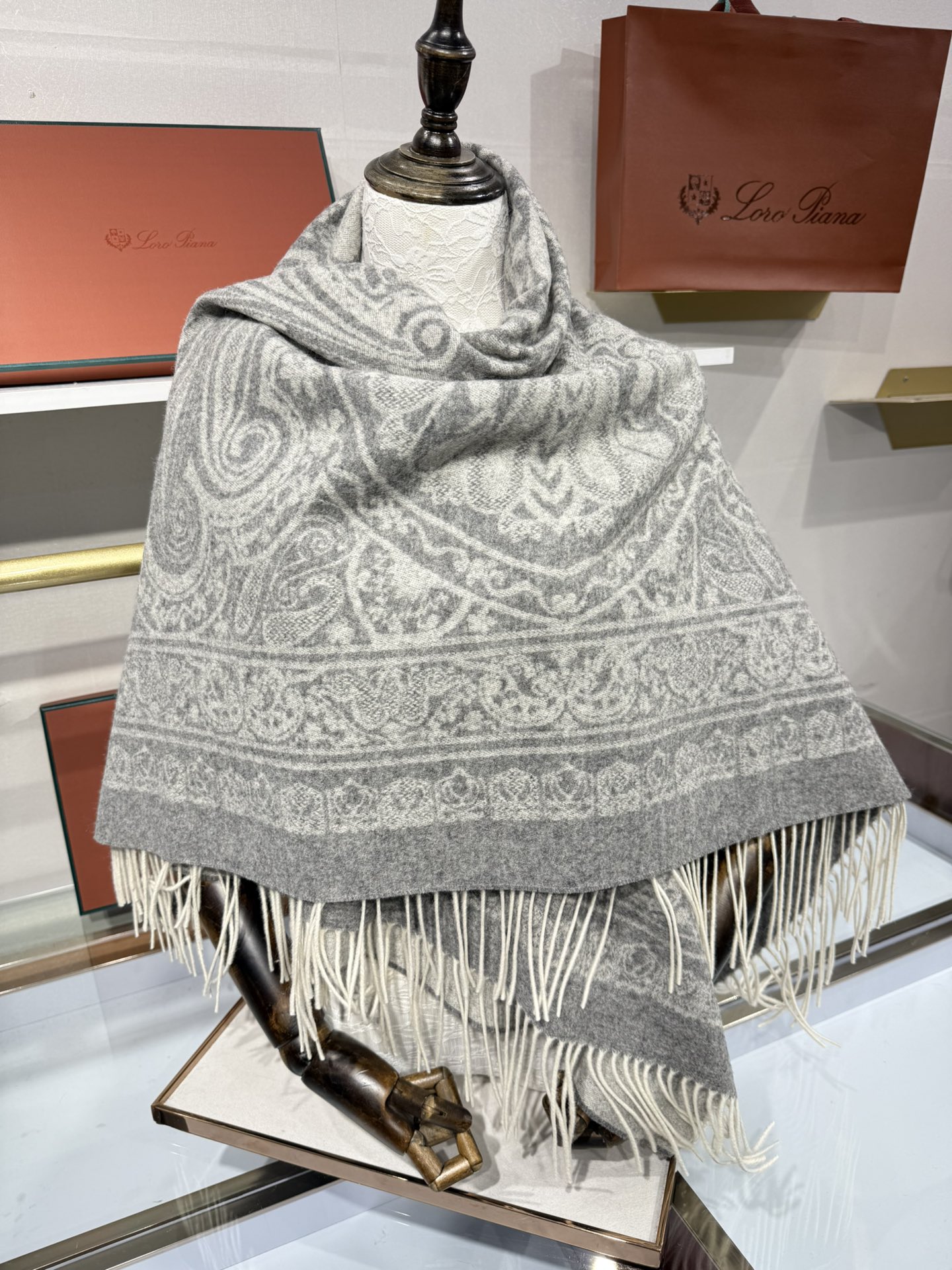 💟2025年秋冬新品 LP品牌的羊绒方巾，是奢品工艺与时尚美学的精妙融合。它以暖浅灰色为主色，呈现出复古