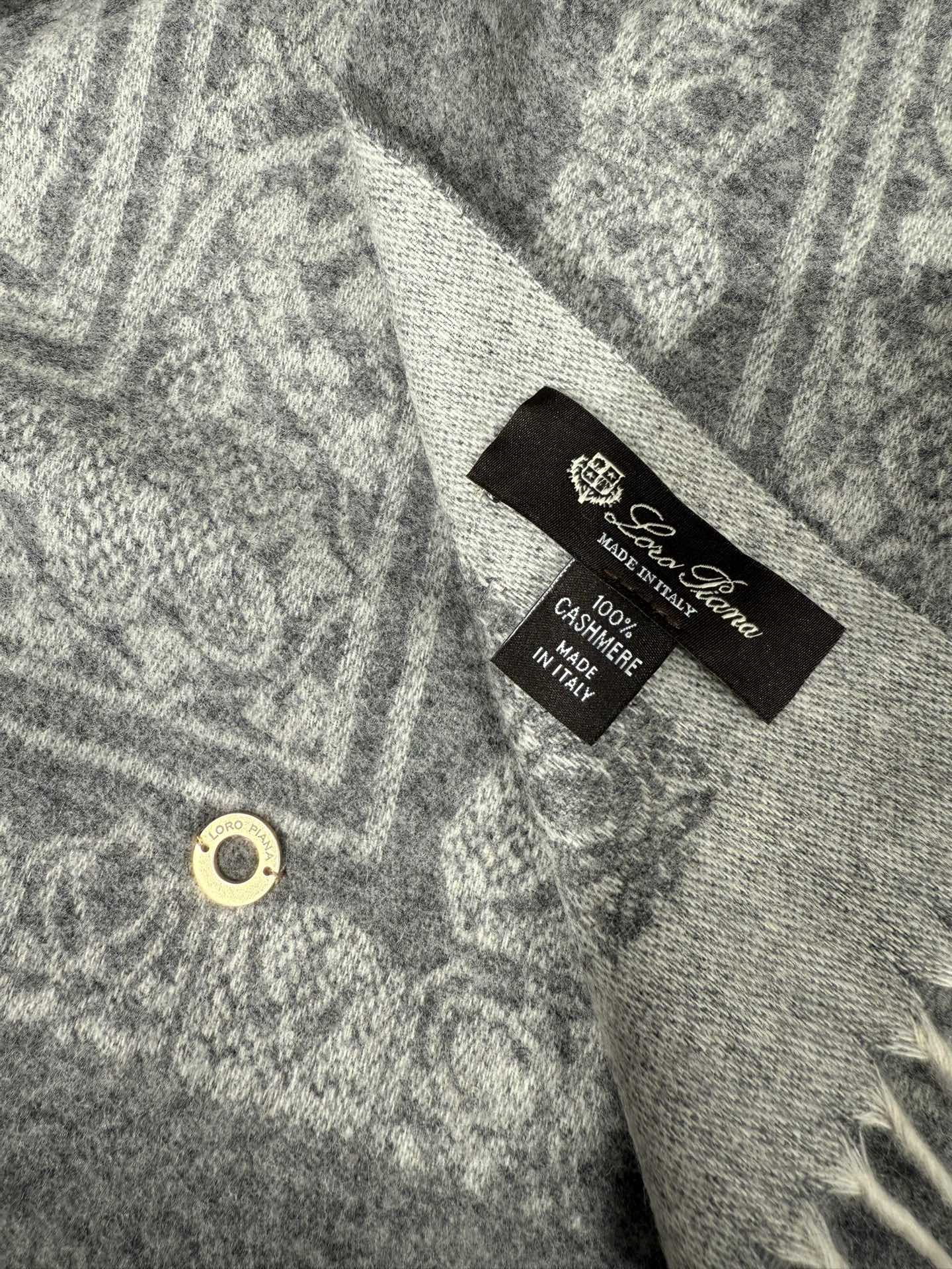 💟2025年秋冬新品 LP品牌的羊绒方巾，是奢品工艺与时尚美学的精妙融合。它以暖浅灰色为主色，呈现出复古