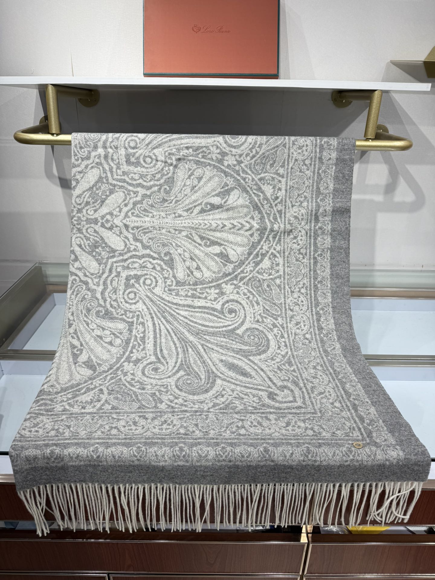 💟2025年秋冬新品 LP品牌的羊绒方巾，是奢品工艺与时尚美学的精妙融合。它以暖浅灰色为主色，呈现出复古