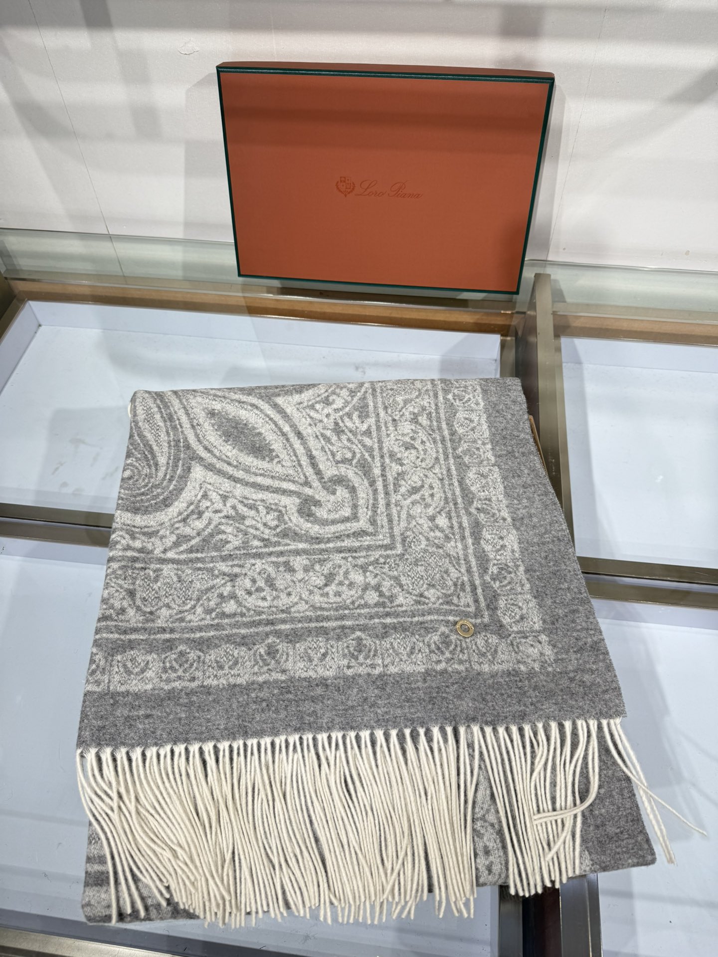 💟2025年秋冬新品 LP品牌的羊绒方巾，是奢品工艺与时尚美学的精妙融合。它以暖浅灰色为主色，呈现出复古