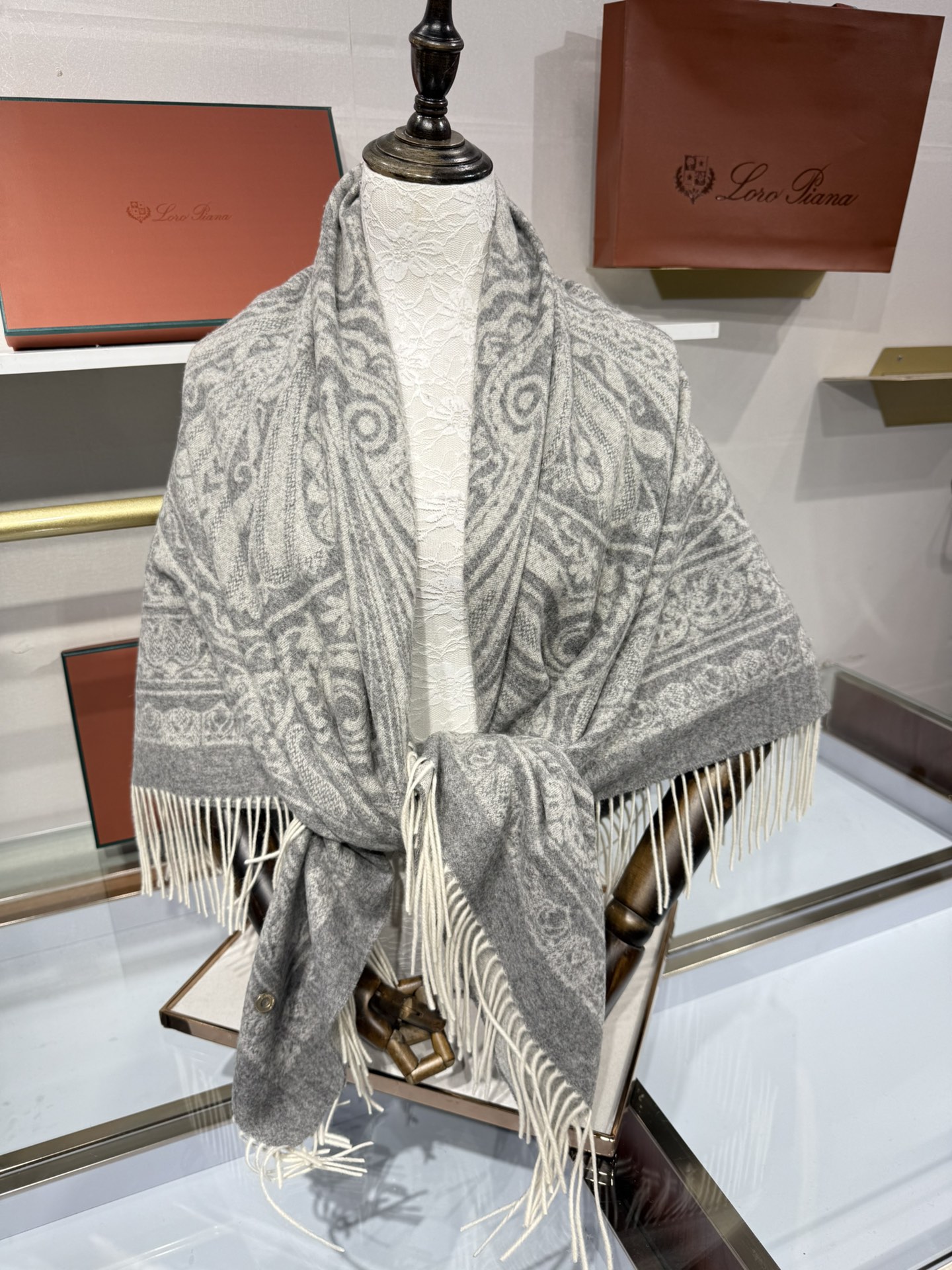 💟2025年秋冬新品 LP品牌的羊绒方巾，是奢品工艺与时尚美学的精妙融合。它以暖浅灰色为主色，呈现出复古