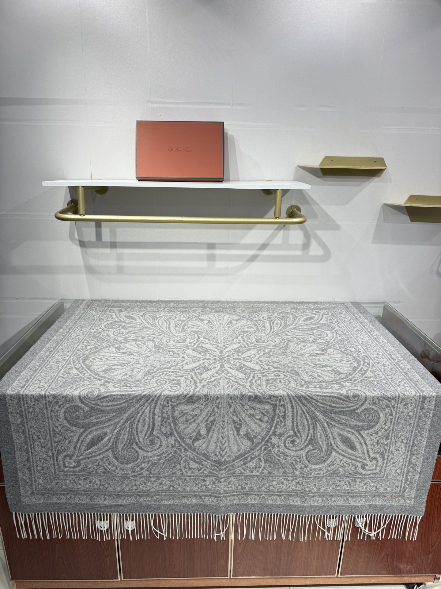 💟2025年秋冬新品 LP品牌的羊绒方巾，是奢品工艺与时尚美学的精妙融合。它以暖浅灰色为主色，呈现出复古