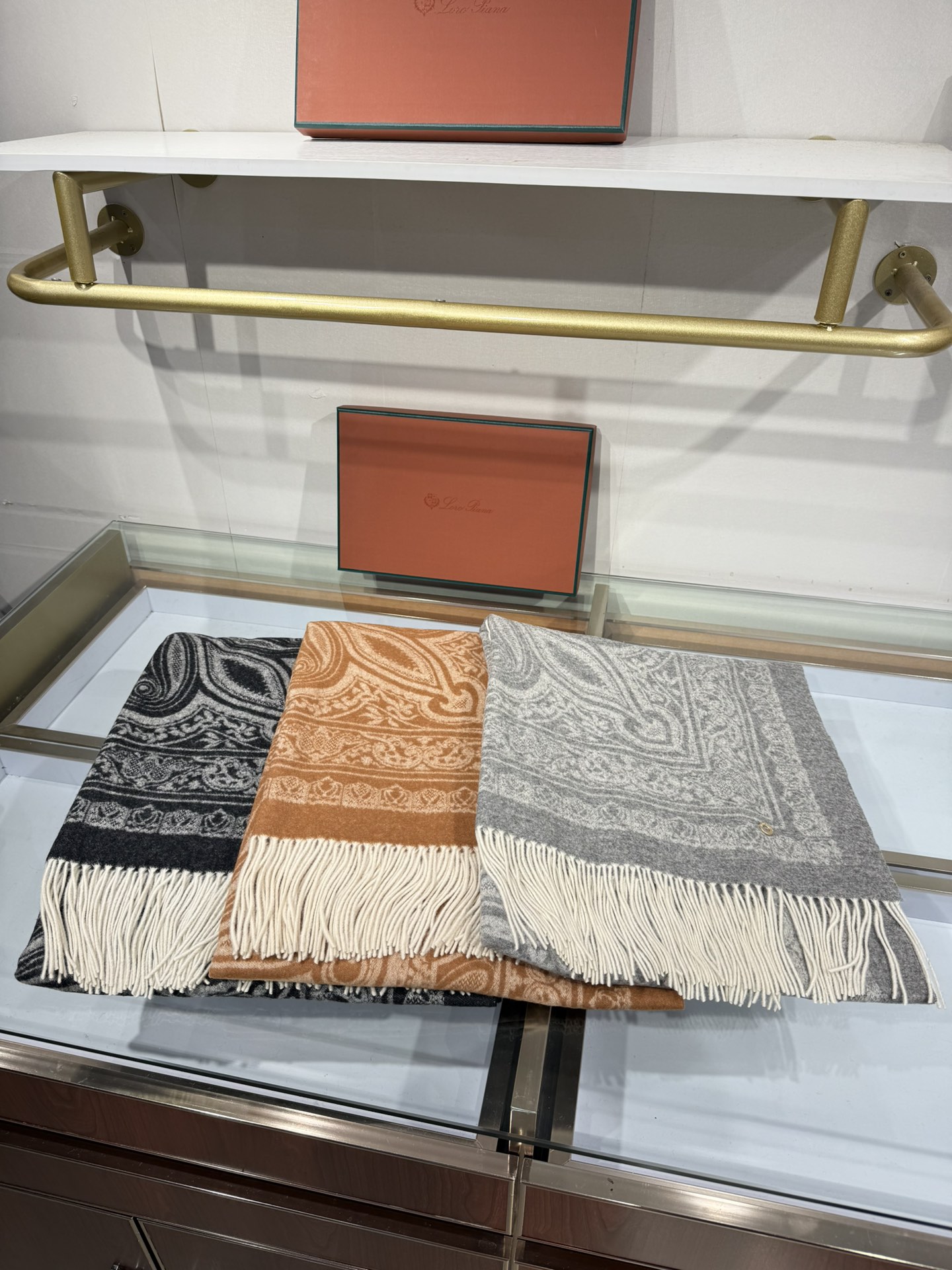 💟2025年秋冬新品 LP品牌的羊绒方巾，是奢品工艺与时尚美学的精妙融合。它以暖浅灰色为主色，呈现出复古