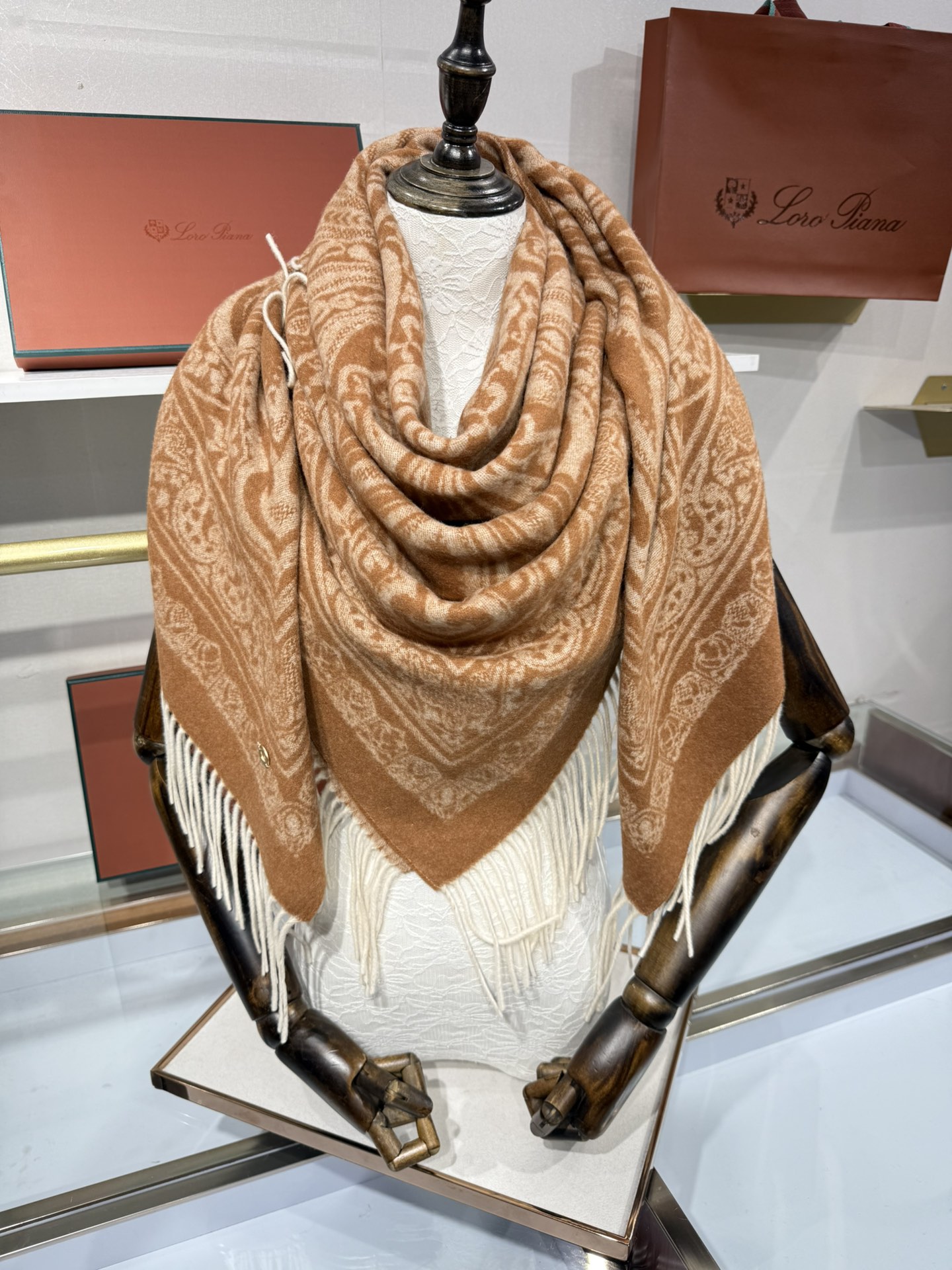 💟2025年秋冬新品 LP品牌的羊绒方巾，是奢品工艺与时尚美学的精妙融合。它以暖浅灰色为主色，呈现出复古