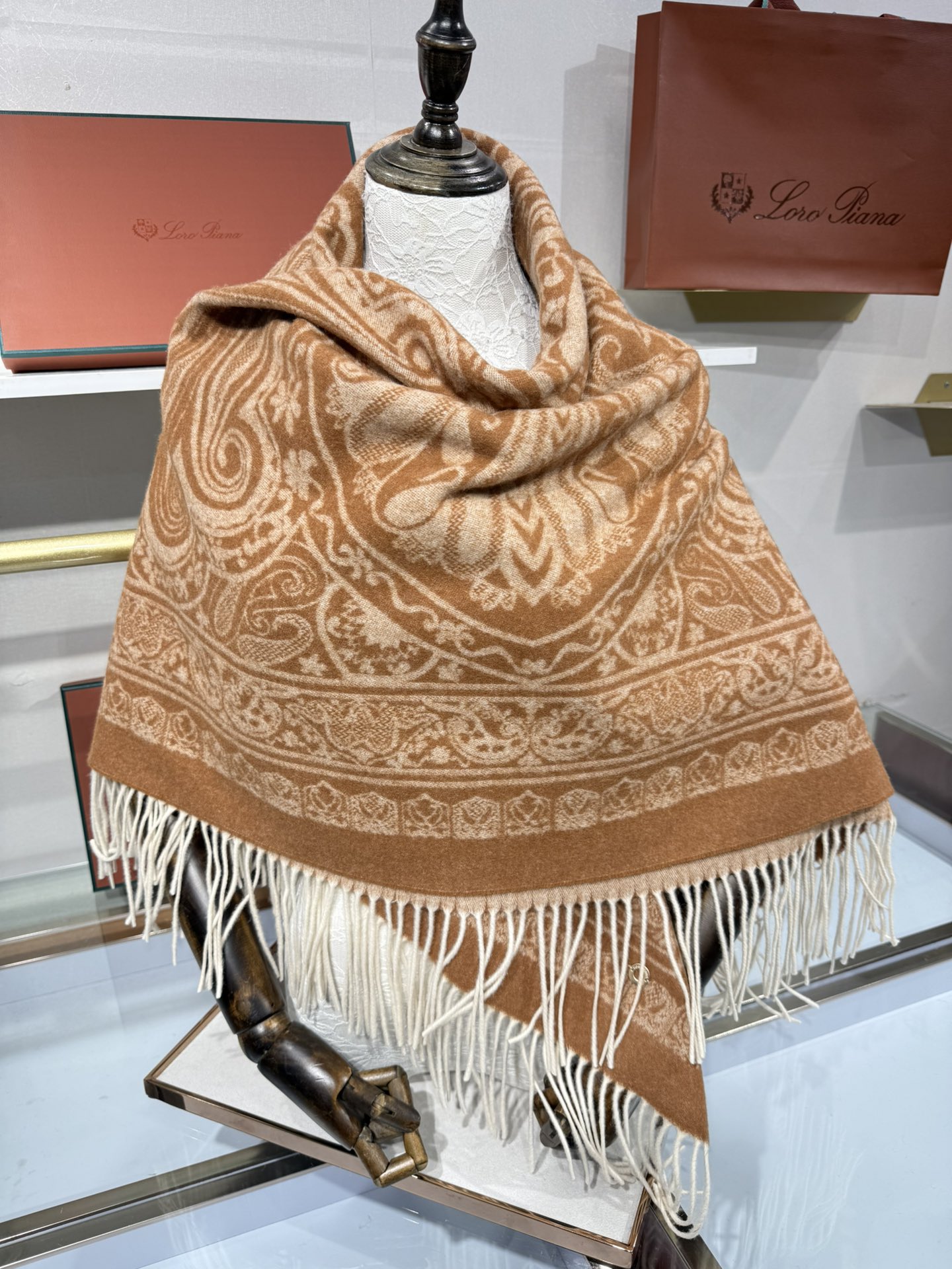 💟2025年秋冬新品 LP品牌的羊绒方巾，是奢品工艺与时尚美学的精妙融合。它以暖浅灰色为主色，呈现出复古