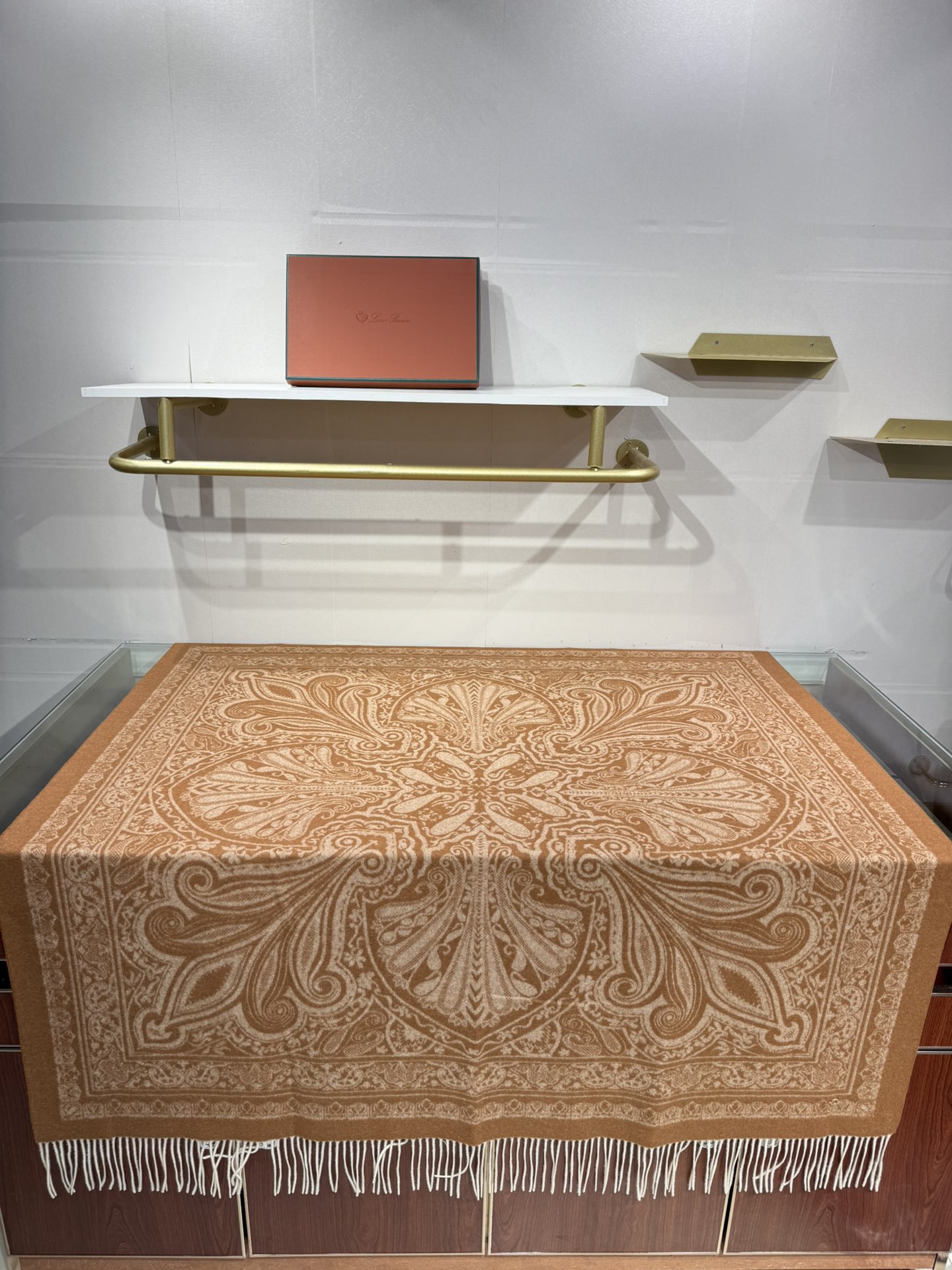 💟2025年秋冬新品 LP品牌的羊绒方巾，是奢品工艺与时尚美学的精妙融合。它以暖浅灰色为主色，呈现出复古