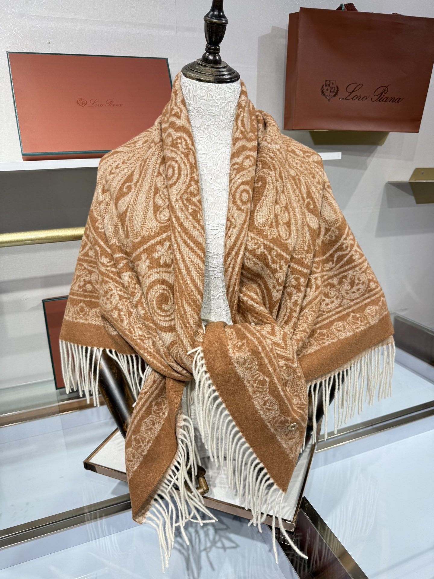 💟2025年秋冬新品 LP品牌的羊绒方巾，是奢品工艺与时尚美学的精妙融合。它以暖浅灰色为主色，呈现出复古