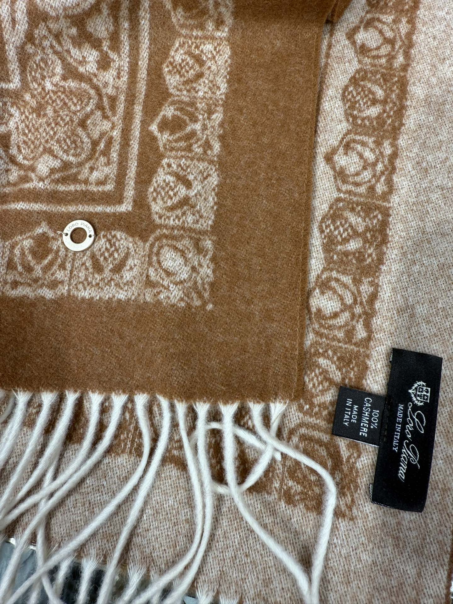 💟2025年秋冬新品 LP品牌的羊绒方巾，是奢品工艺与时尚美学的精妙融合。它以暖浅灰色为主色，呈现出复古