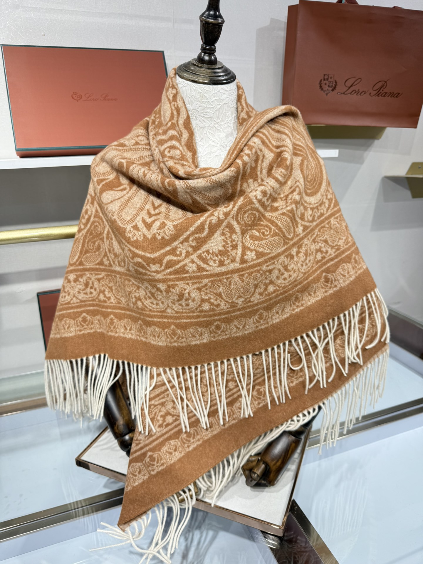 💟2025年秋冬新品 LP品牌的羊绒方巾，是奢品工艺与时尚美学的精妙融合。它以暖浅灰色为主色，呈现出复古