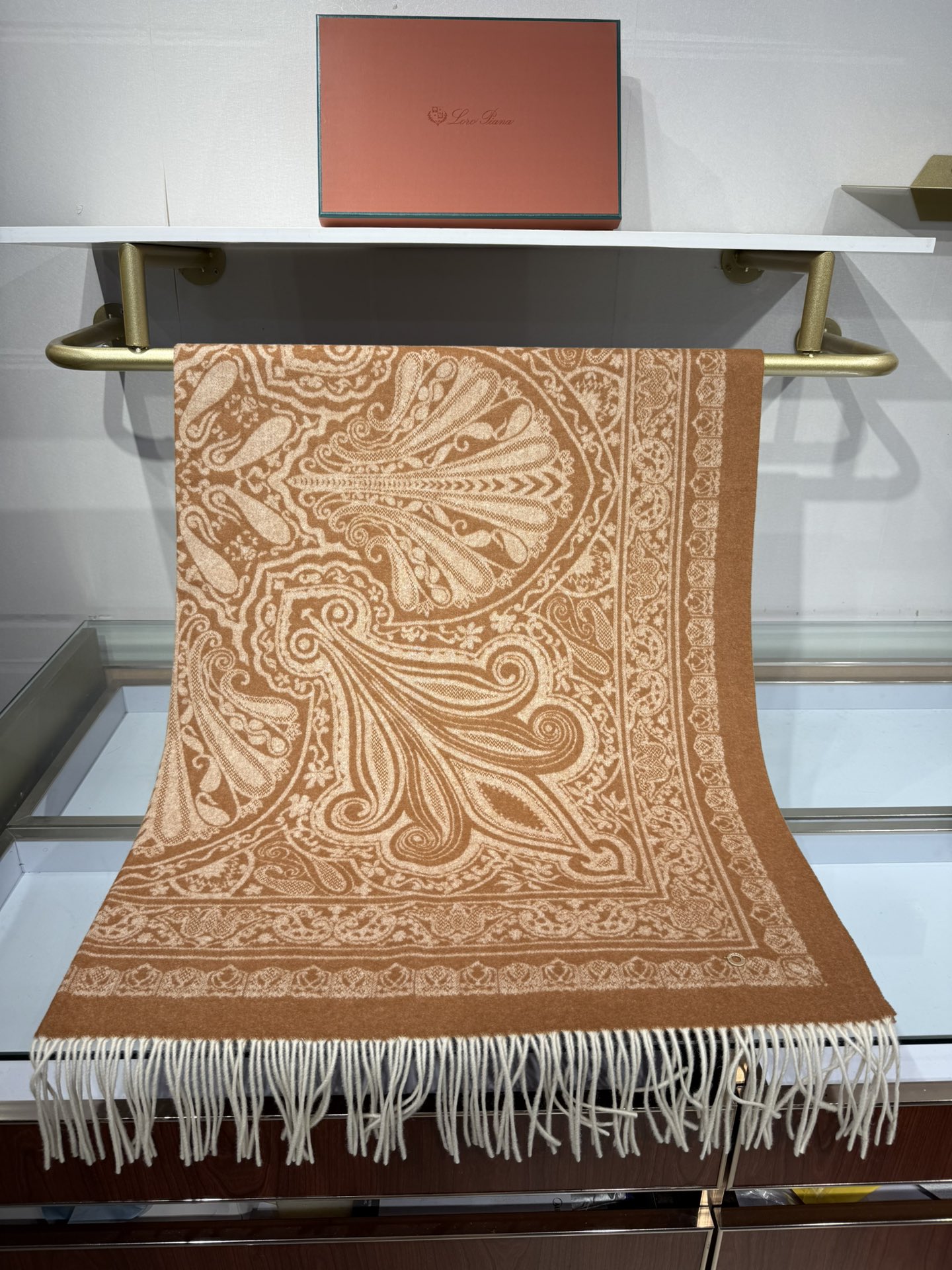 💟2025年秋冬新品 LP品牌的羊绒方巾，是奢品工艺与时尚美学的精妙融合。它以暖浅灰色为主色，呈现出复古