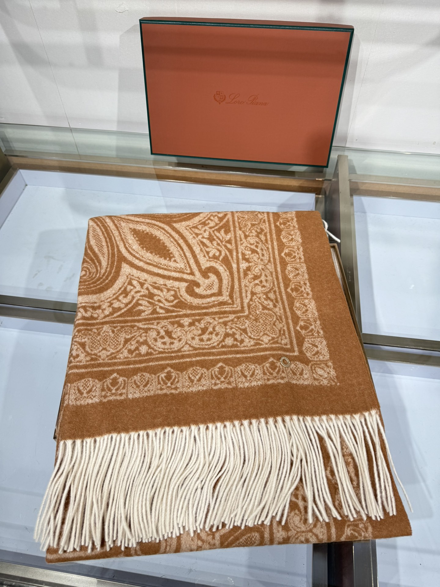 💟2025年秋冬新品 LP品牌的羊绒方巾，是奢品工艺与时尚美学的精妙融合。它以暖浅灰色为主色，呈现出复古