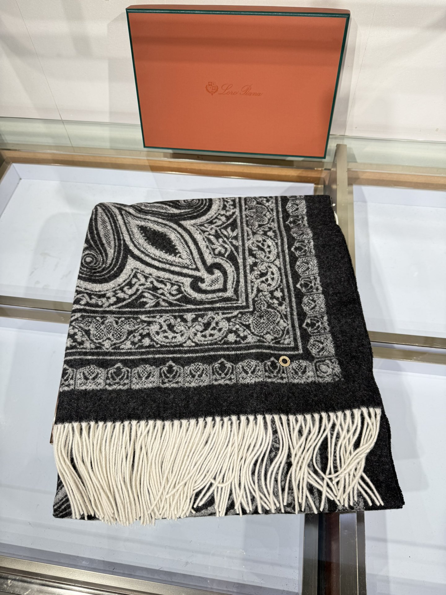 💟2025年秋冬新品 LP品牌的羊绒方巾，是奢品工艺与时尚美学的精妙融合。它以暖浅灰色为主色，呈现出复古