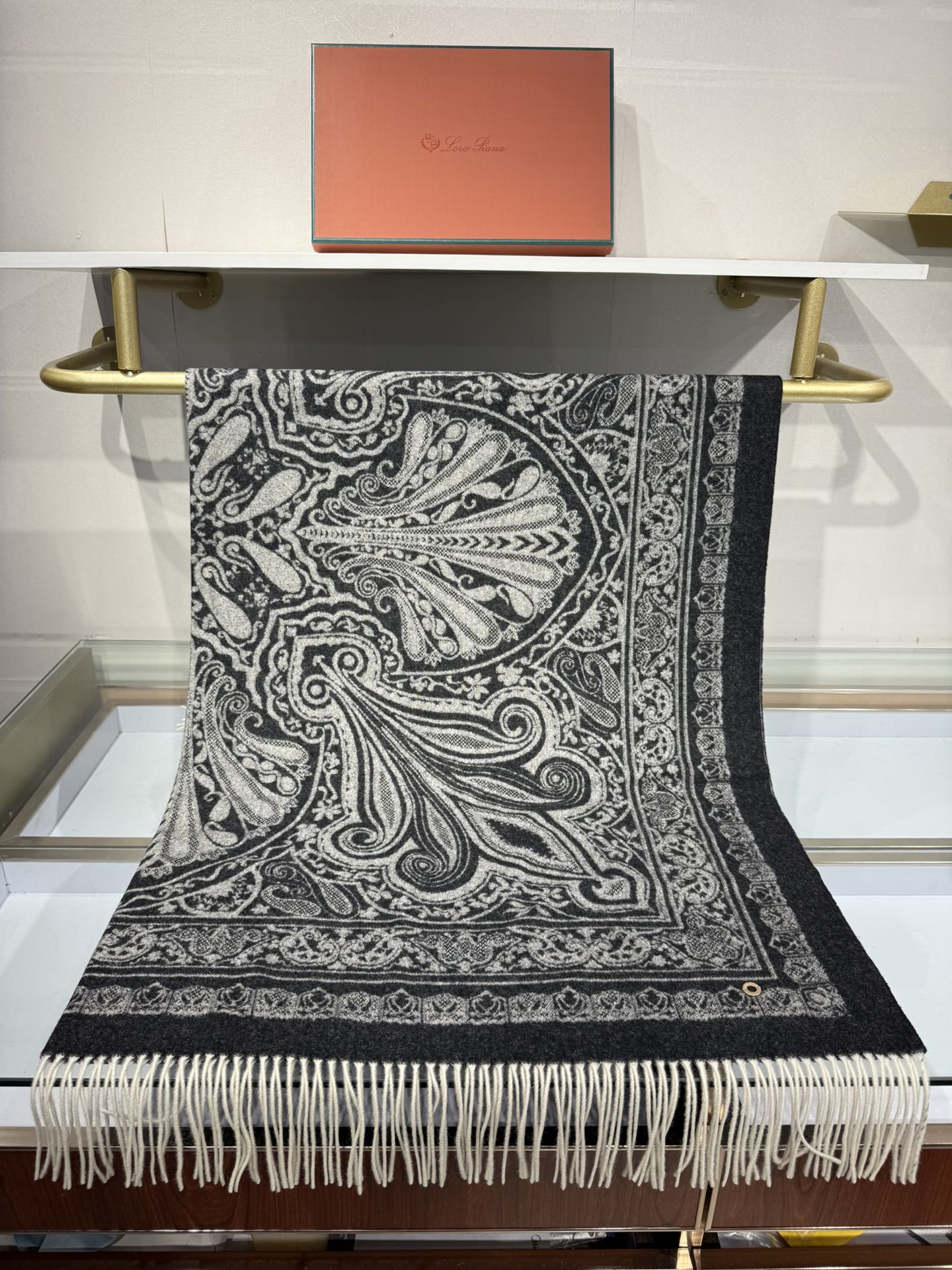 💟2025年秋冬新品 LP品牌的羊绒方巾，是奢品工艺与时尚美学的精妙融合。它以暖浅灰色为主色，呈现出复古