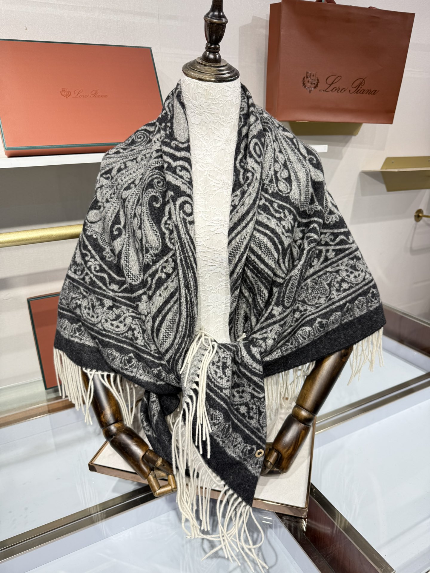 💟2025年秋冬新品 LP品牌的羊绒方巾，是奢品工艺与时尚美学的精妙融合。它以暖浅灰色为主色，呈现出复古