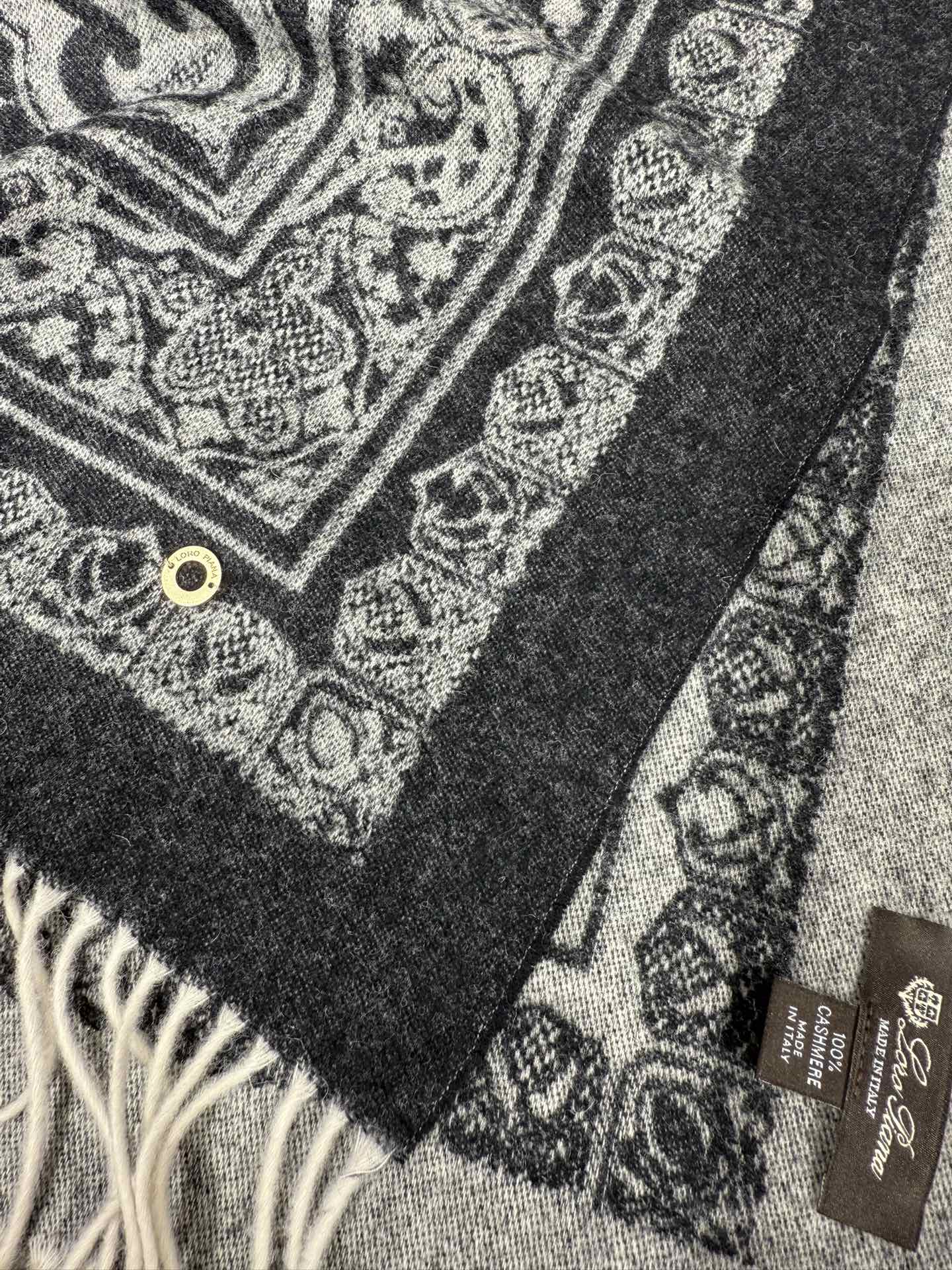 💟2025年秋冬新品 LP品牌的羊绒方巾，是奢品工艺与时尚美学的精妙融合。它以暖浅灰色为主色，呈现出复古