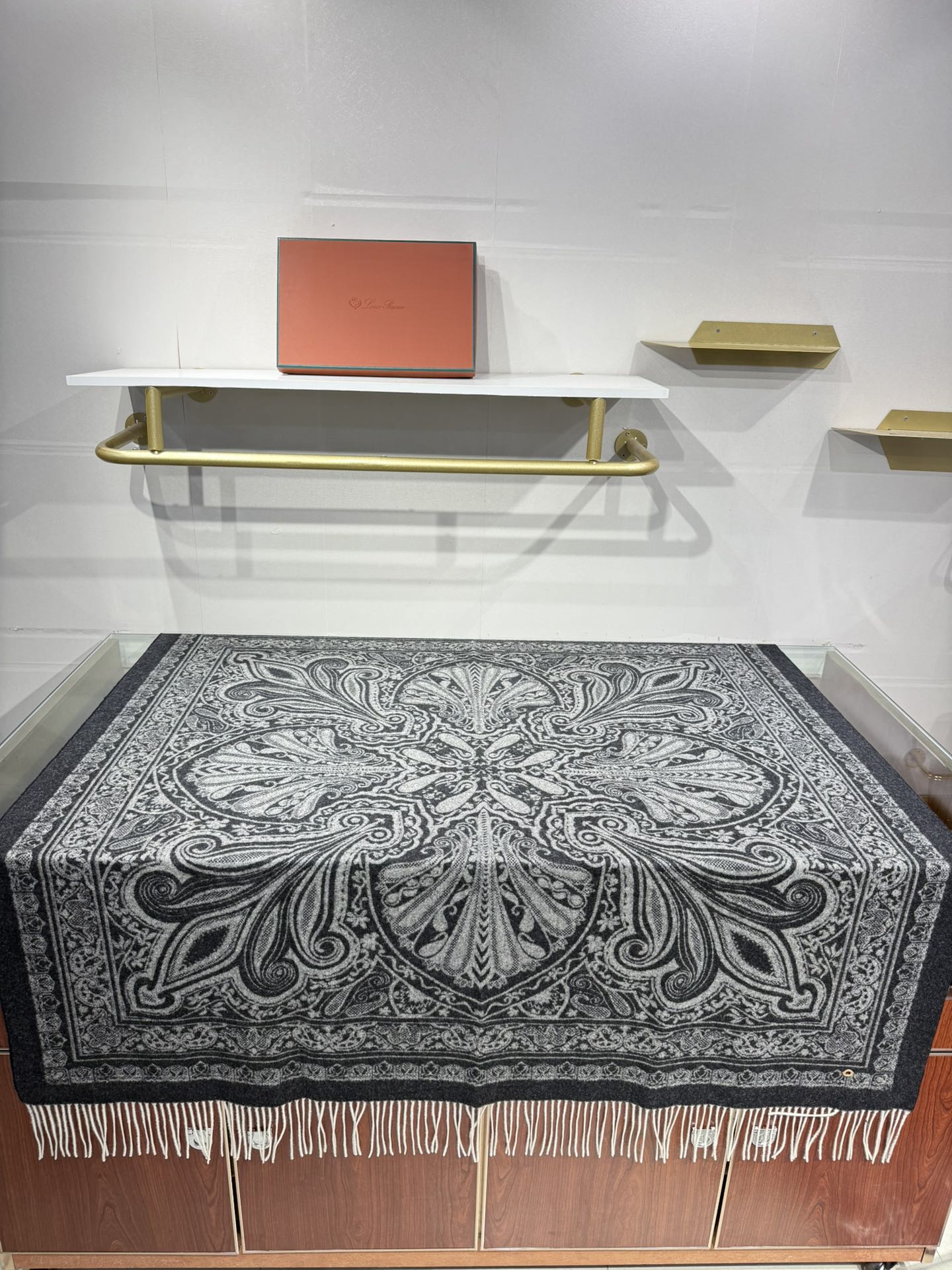 💟2025年秋冬新品 LP品牌的羊绒方巾，是奢品工艺与时尚美学的精妙融合。它以暖浅灰色为主色，呈现出复古