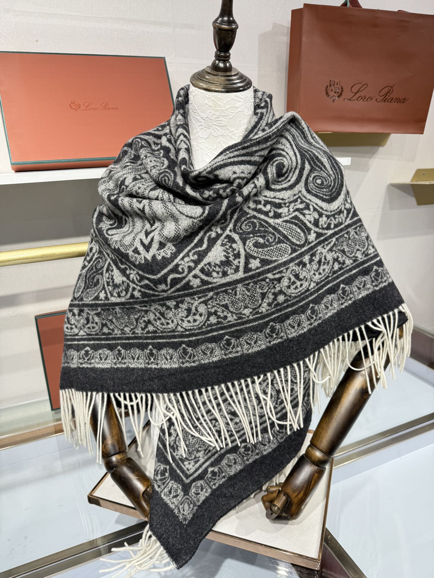 💟2025年秋冬新品 LP品牌的羊绒方巾，是奢品工艺与时尚美学的精妙融合。它以暖浅灰色为主色，呈现出复古