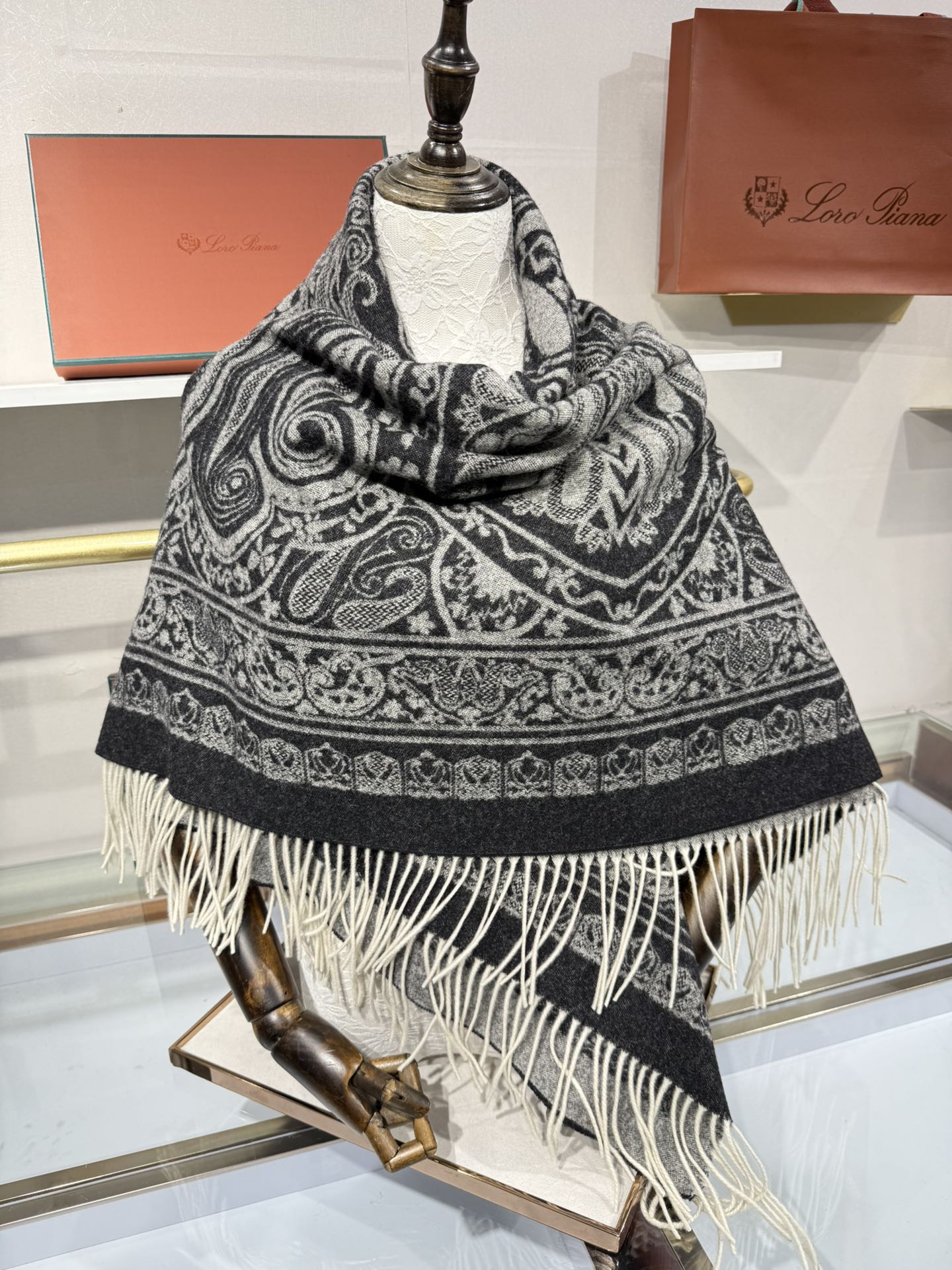 💟2025年秋冬新品 LP品牌的羊绒方巾，是奢品工艺与时尚美学的精妙融合。它以暖浅灰色为主色，呈现出复古