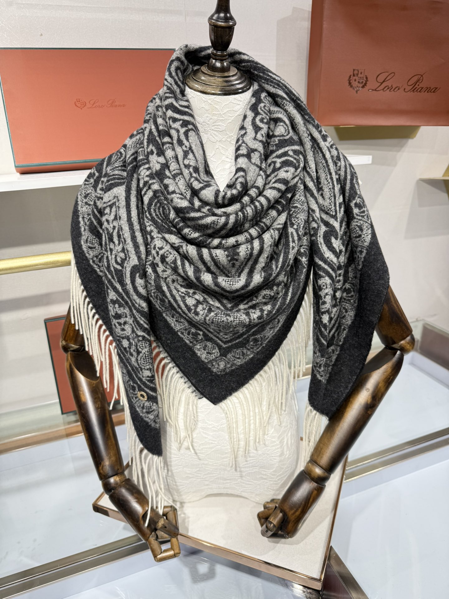 💟2025年秋冬新品 LP品牌的羊绒方巾，是奢品工艺与时尚美学的精妙融合。它以暖浅灰色为主色，呈现出复古