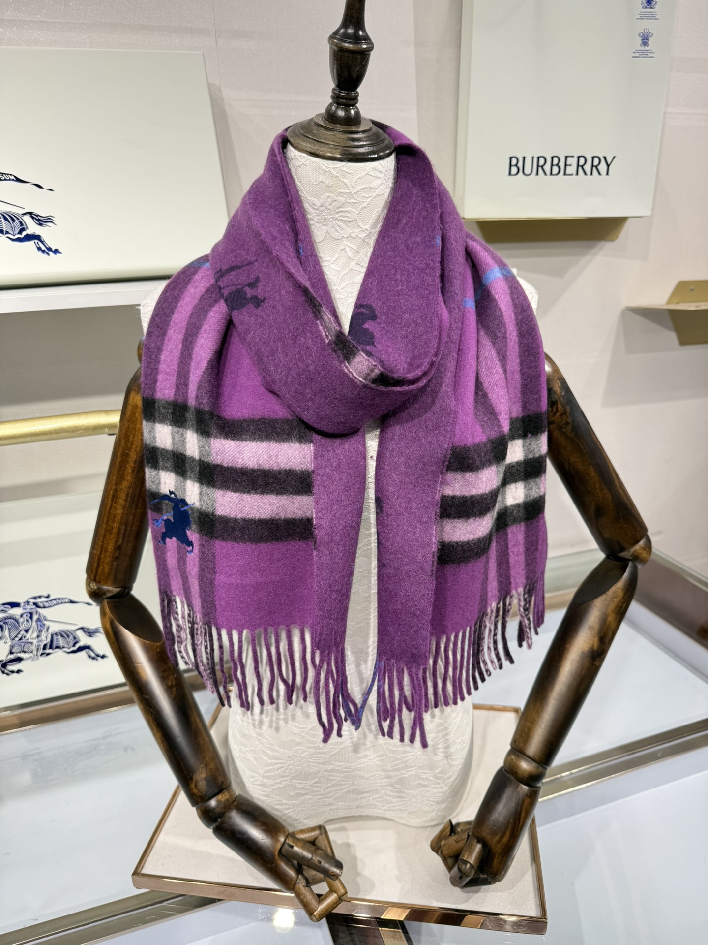 💟Burberry · 巴宝莉围巾❗️好看的要疯掉了，太有型太有魅力了❗️❗️非常斯文时尚的秋冬单品！真