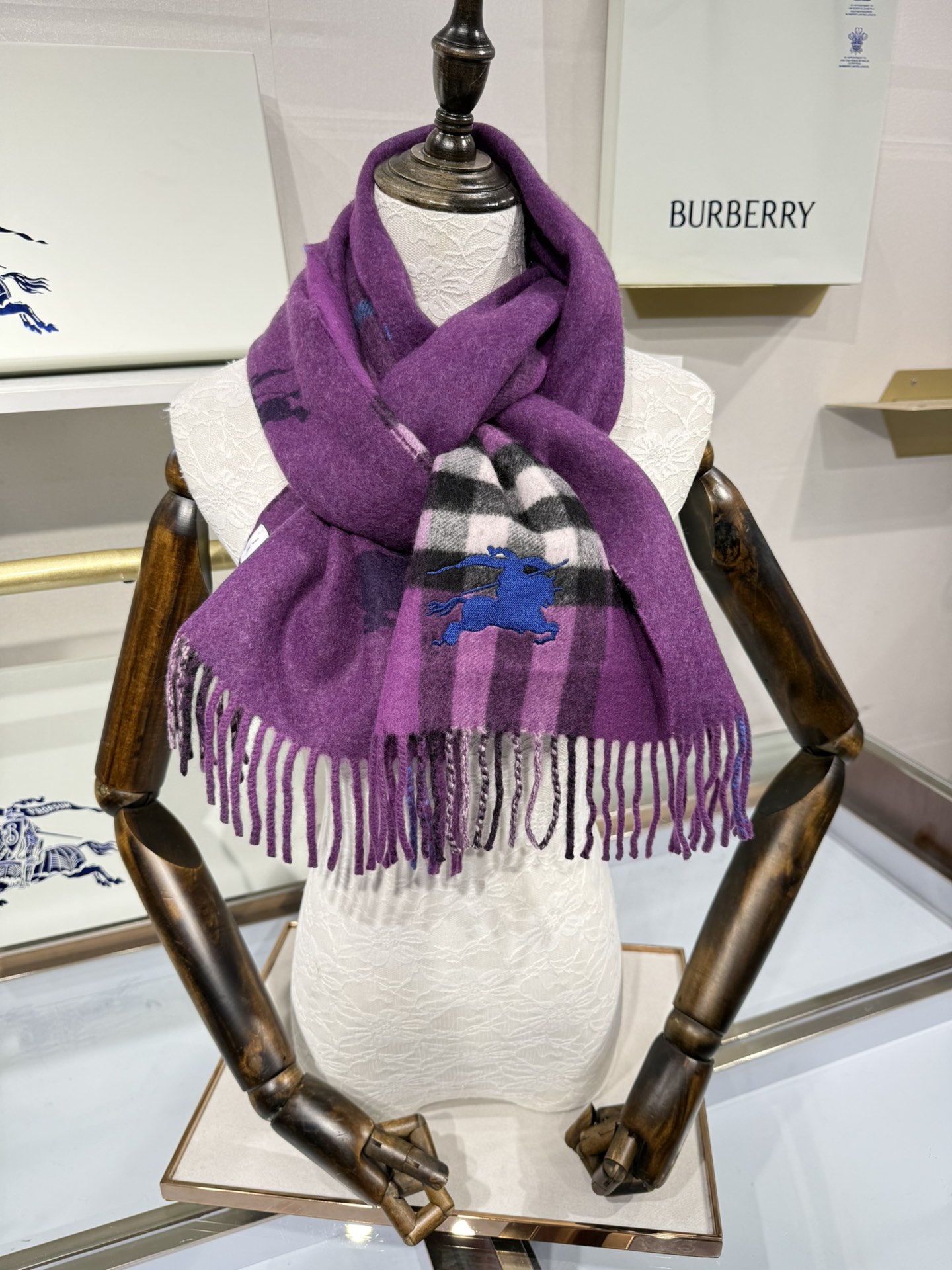 💟Burberry · 巴宝莉围巾❗️好看的要疯掉了，太有型太有魅力了❗️❗️非常斯文时尚的秋冬单品！真