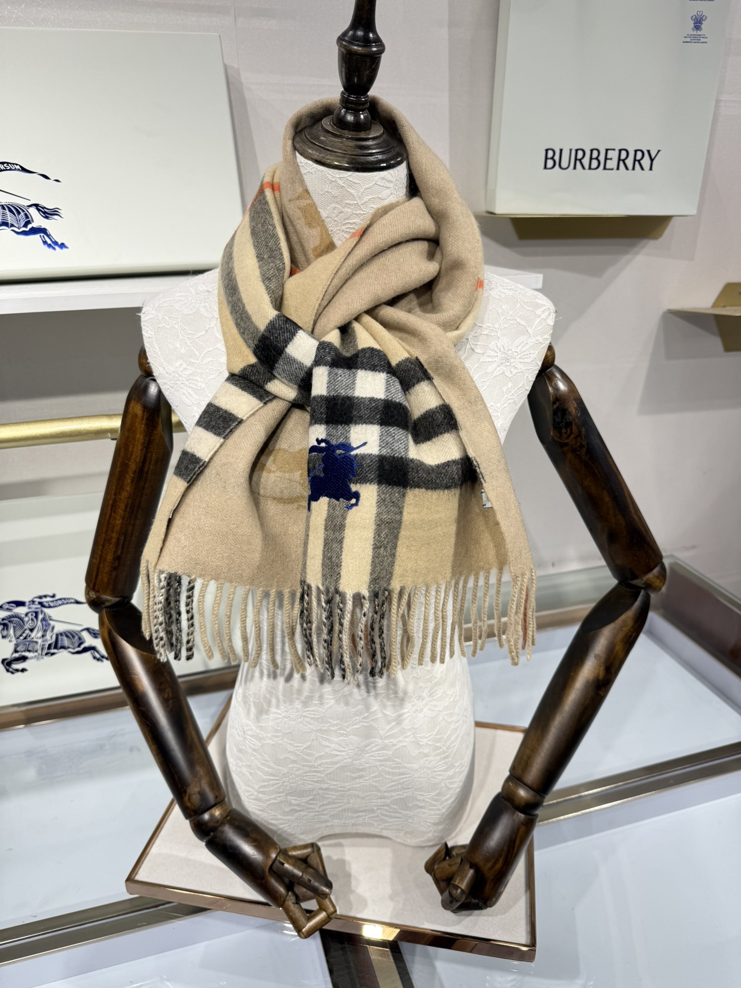 💟Burberry · 巴宝莉围巾❗️好看的要疯掉了，太有型太有魅力了❗️❗️非常斯文时尚的秋冬单品！真