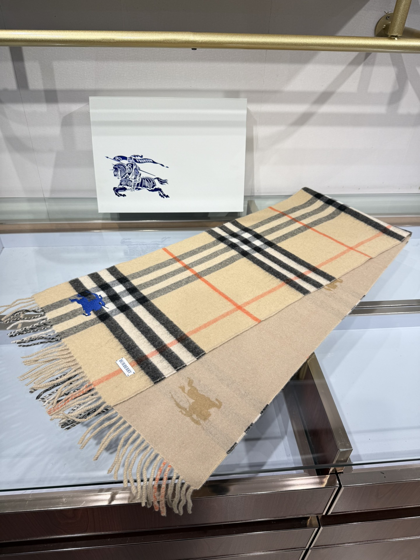 💟Burberry · 巴宝莉围巾❗️好看的要疯掉了，太有型太有魅力了❗️❗️非常斯文时尚的秋冬单品！真