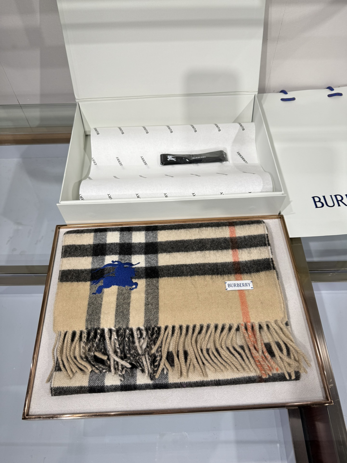 💟Burberry · 巴宝莉围巾❗️好看的要疯掉了，太有型太有魅力了❗️❗️非常斯文时尚的秋冬单品！真