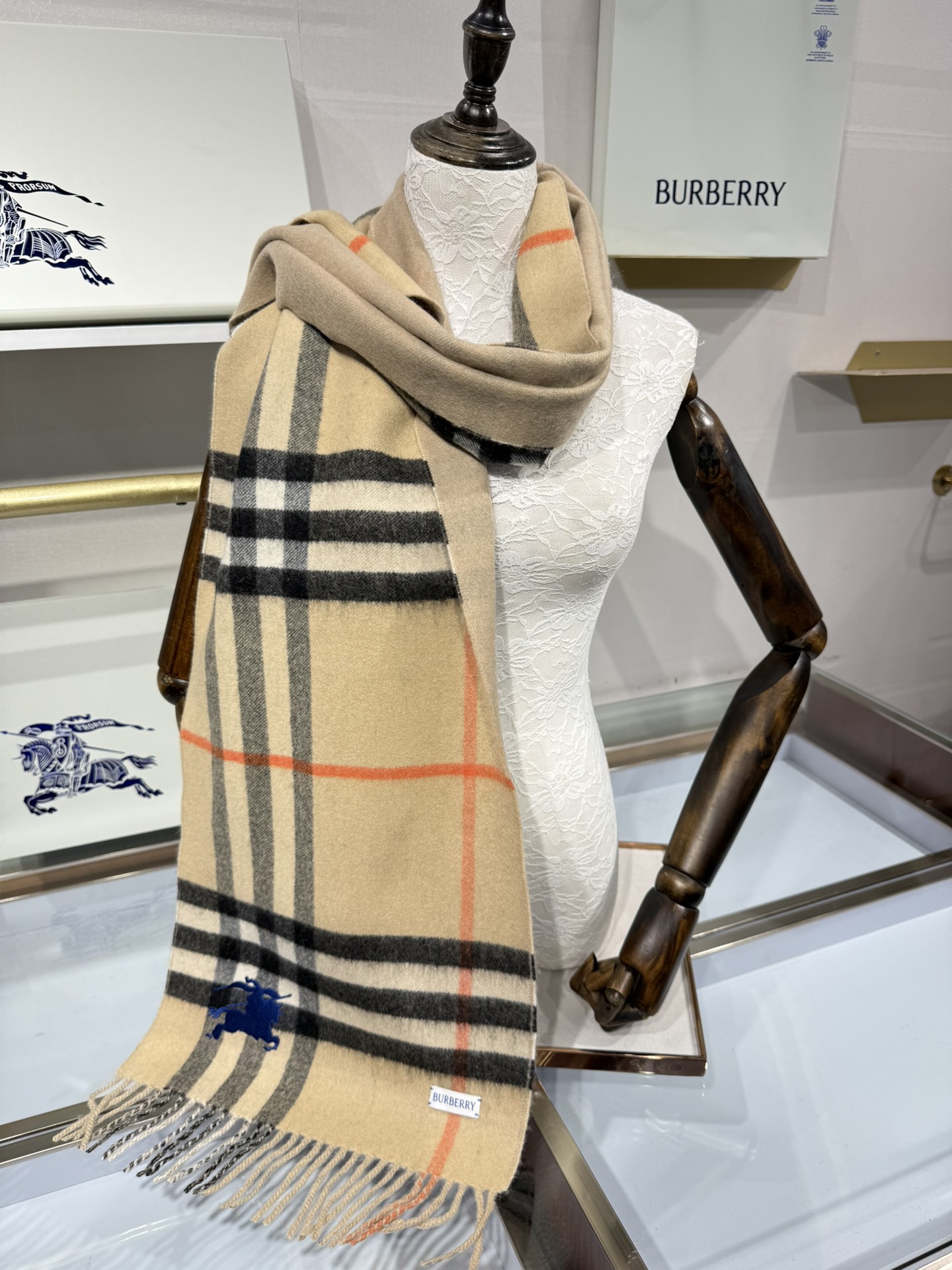 💟Burberry · 巴宝莉围巾❗️好看的要疯掉了，太有型太有魅力了❗️❗️非常斯文时尚的秋冬单品！真