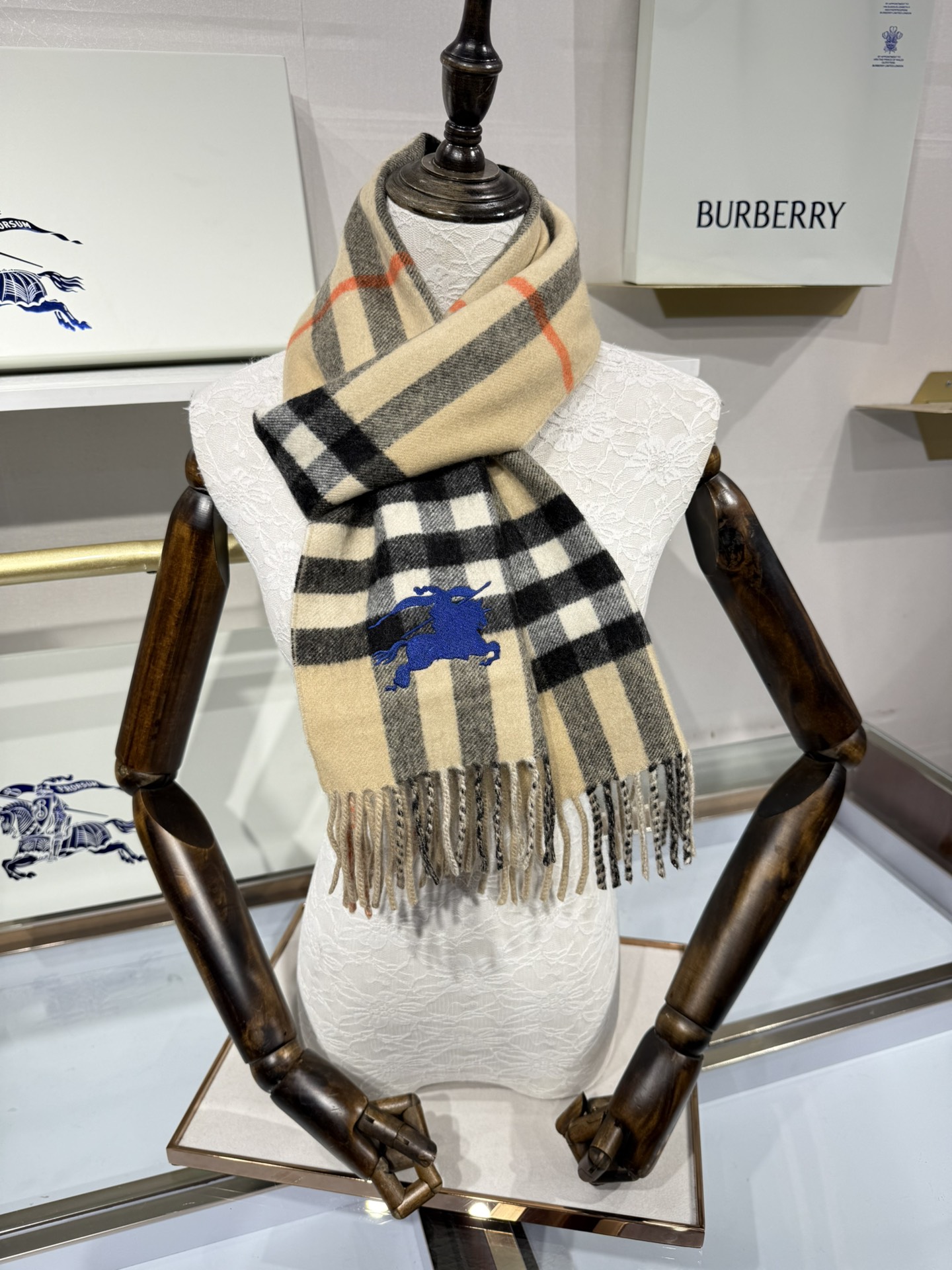 💟Burberry · 巴宝莉围巾❗️好看的要疯掉了，太有型太有魅力了❗️❗️非常斯文时尚的秋冬单品！真