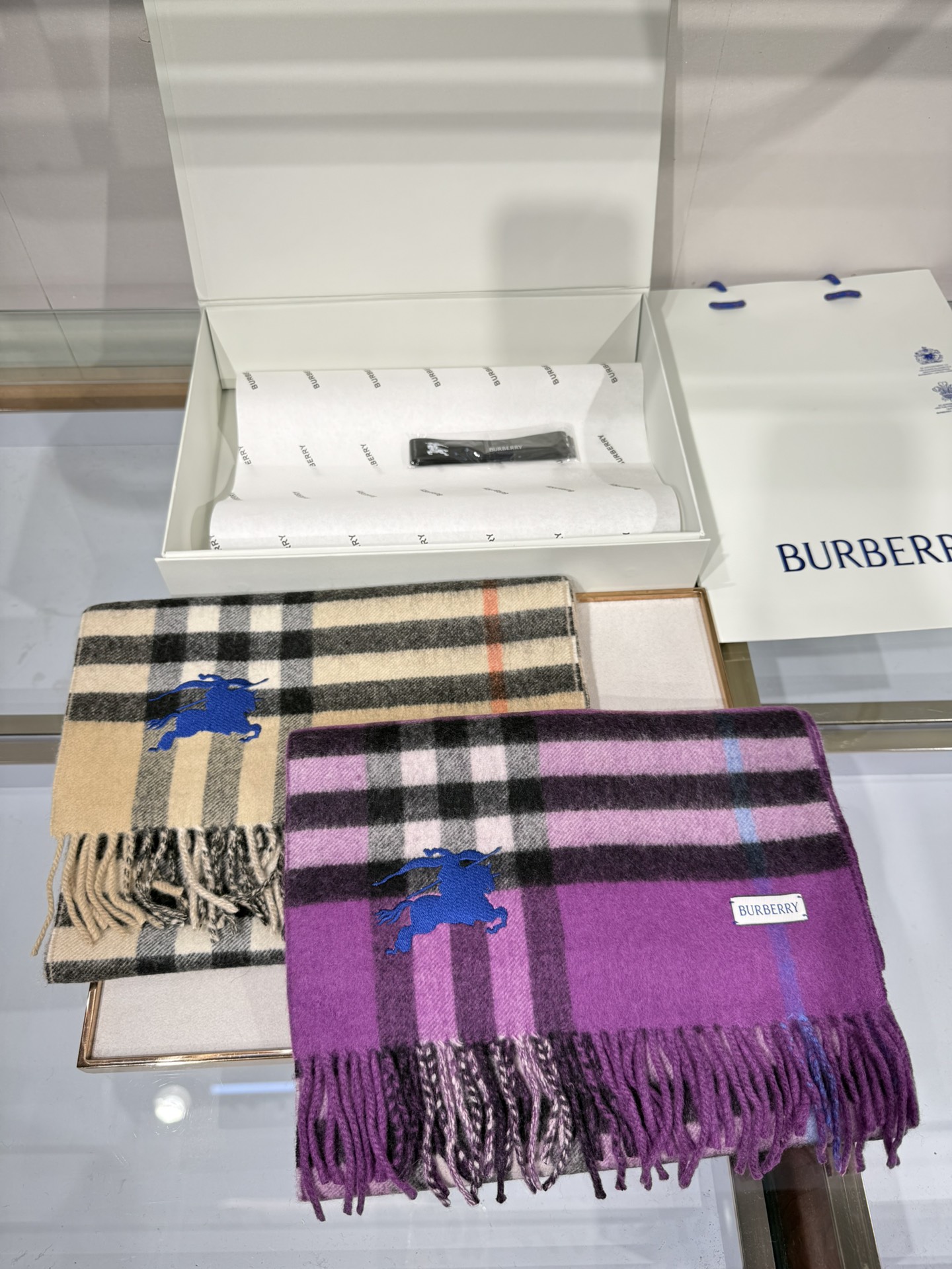 💟Burberry · 巴宝莉围巾❗️好看的要疯掉了，太有型太有魅力了❗️❗️非常斯文时尚的秋冬单品！真