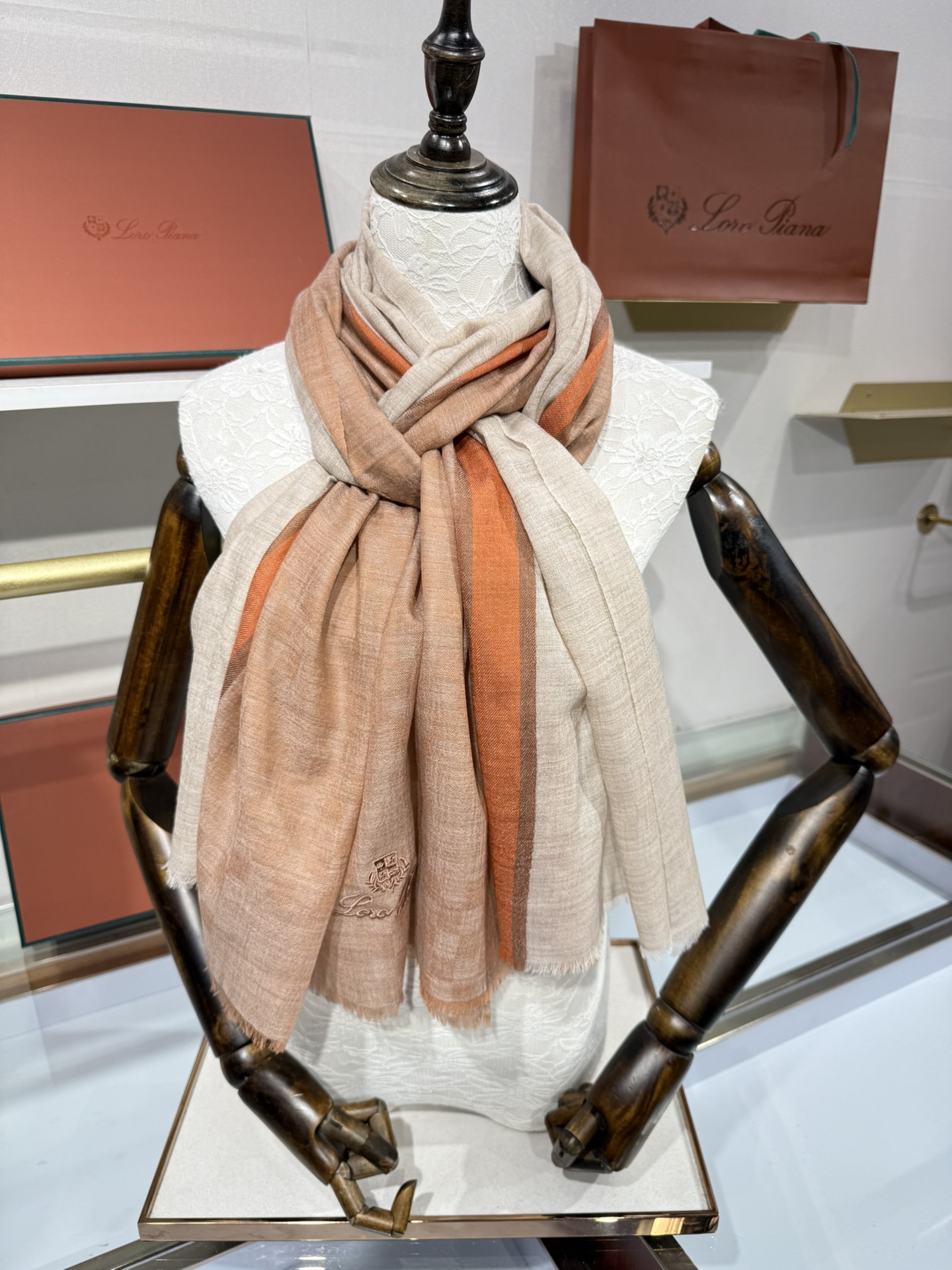 💟Loro Piana LP 最新独家供应十年二十年都不过时！也只有LP羊绒围巾能把这么看似简单外观的围