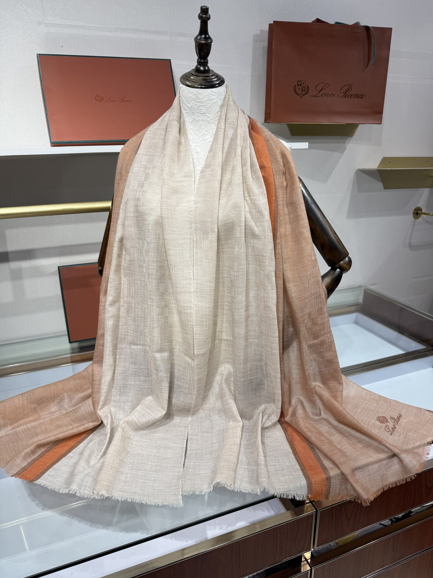 💟Loro Piana LP 最新独家供应十年二十年都不过时！也只有LP羊绒围巾能把这么看似简单外观的围