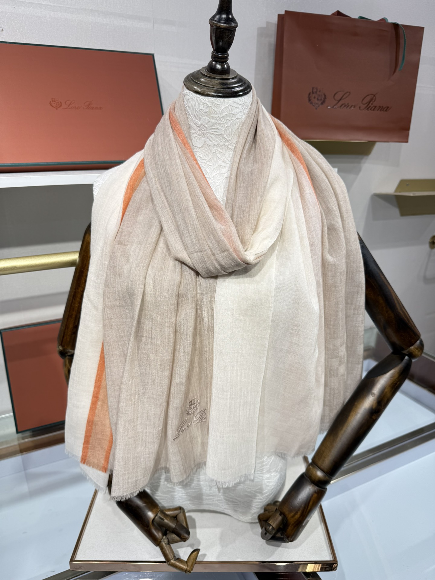 💟Loro Piana LP 最新独家供应十年二十年都不过时！也只有LP羊绒围巾能把这么看似简单外观的围