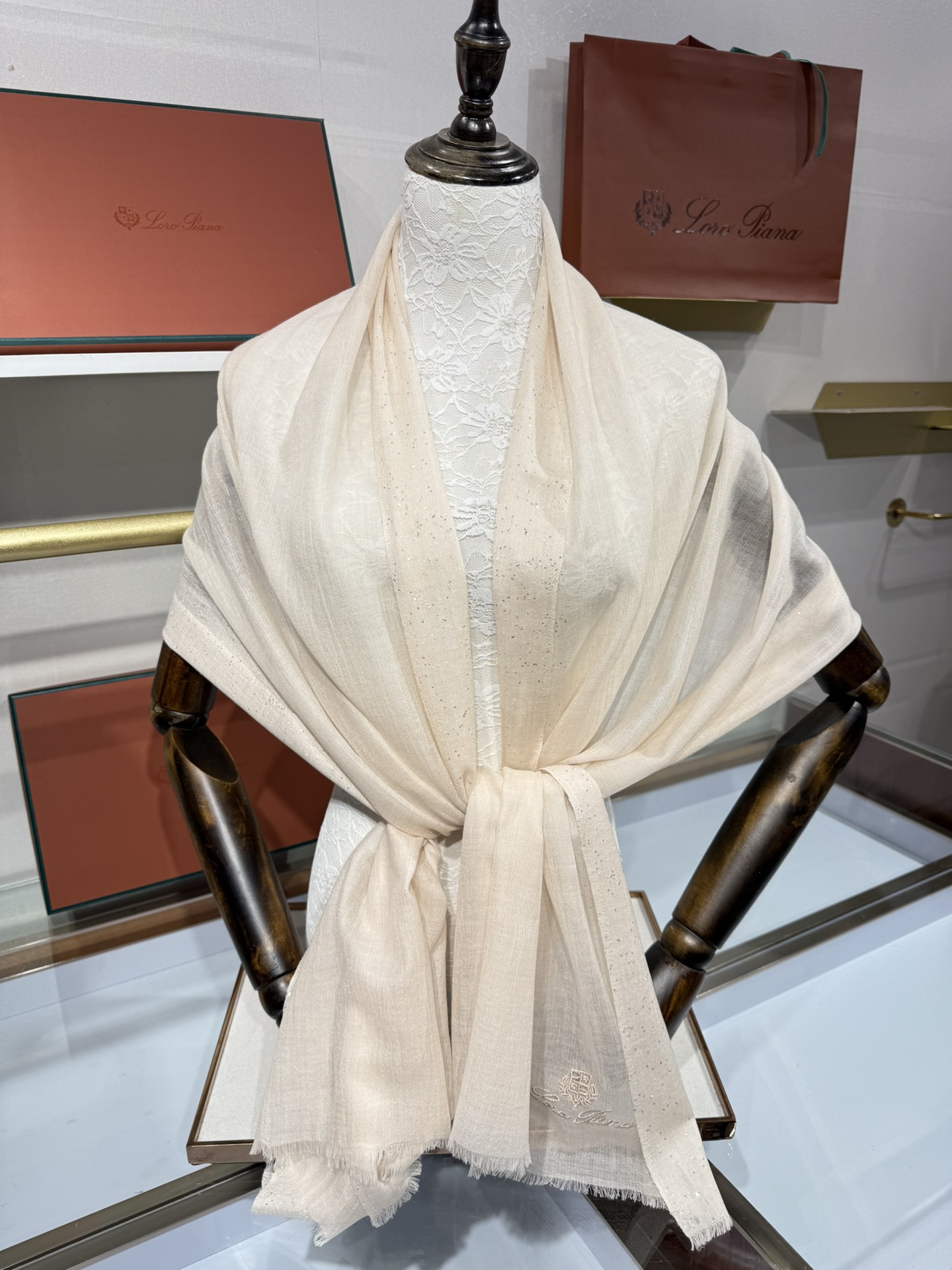 💟Loro Piana LP 最新独家供应十年二十年都不过时！也只有LP羊绒围巾能把这么看似简单外观的围