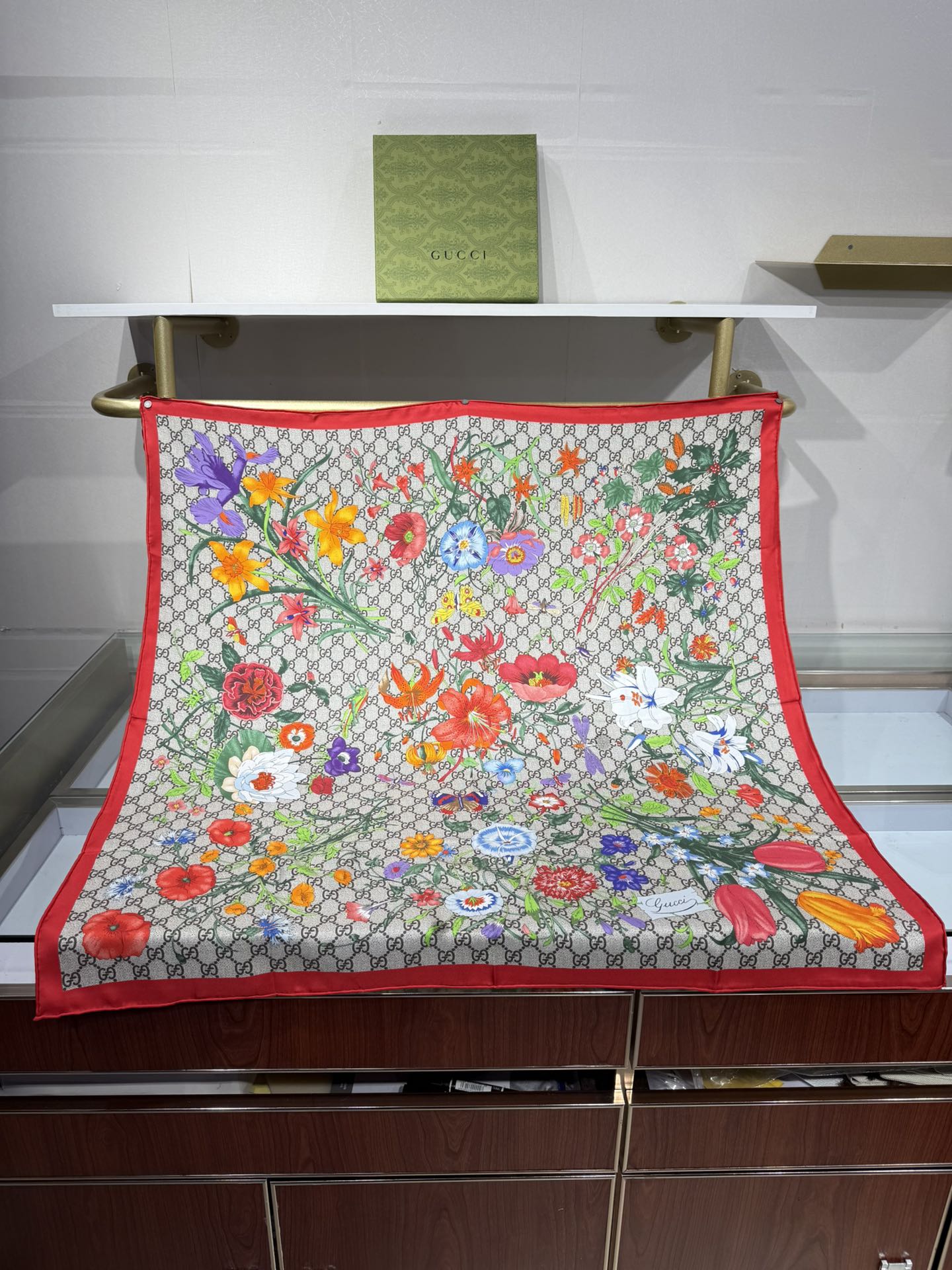 💟2025年古琦上新💞真丝提花面料!精简时髦,品质感很显好!好搭到上瘾的丝巾!带着不显山不露水的简约气质