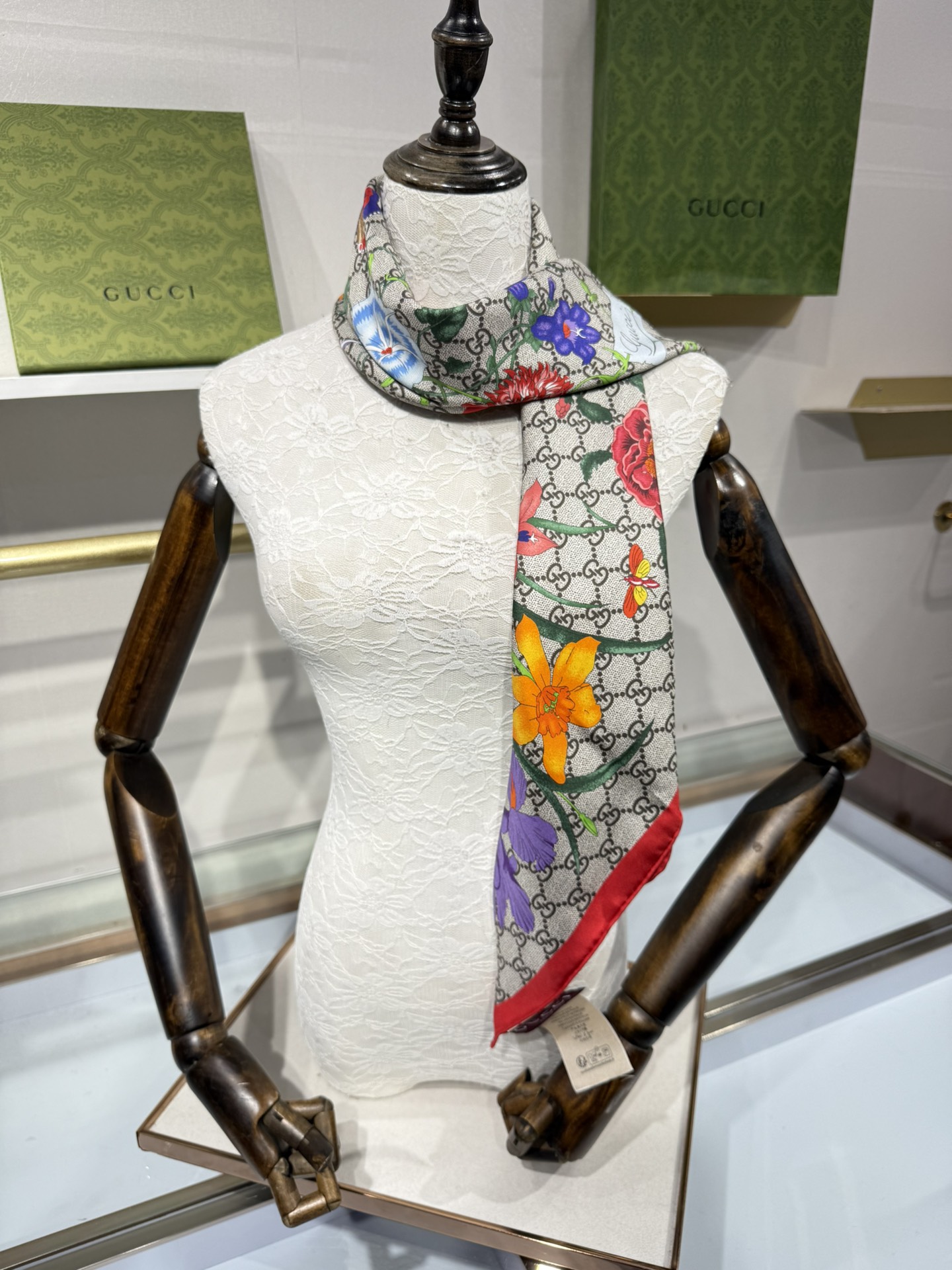 💟2025年古琦上新💞真丝提花面料!精简时髦,品质感很显好!好搭到上瘾的丝巾!带着不显山不露水的简约气质