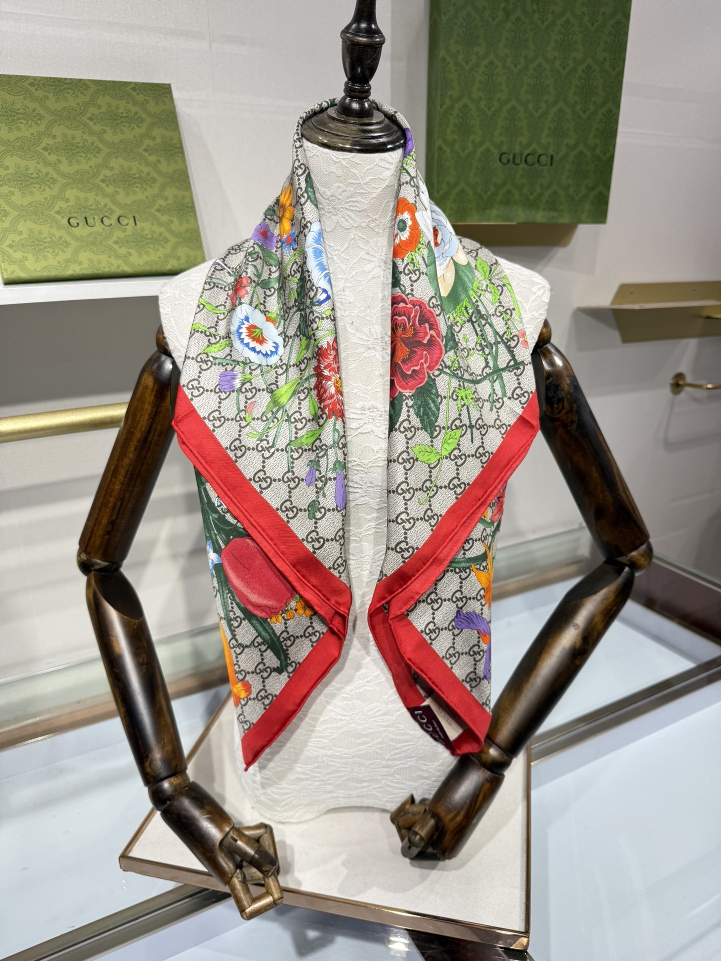 💟2025年古琦上新💞真丝提花面料!精简时髦,品质感很显好!好搭到上瘾的丝巾!带着不显山不露水的简约气质