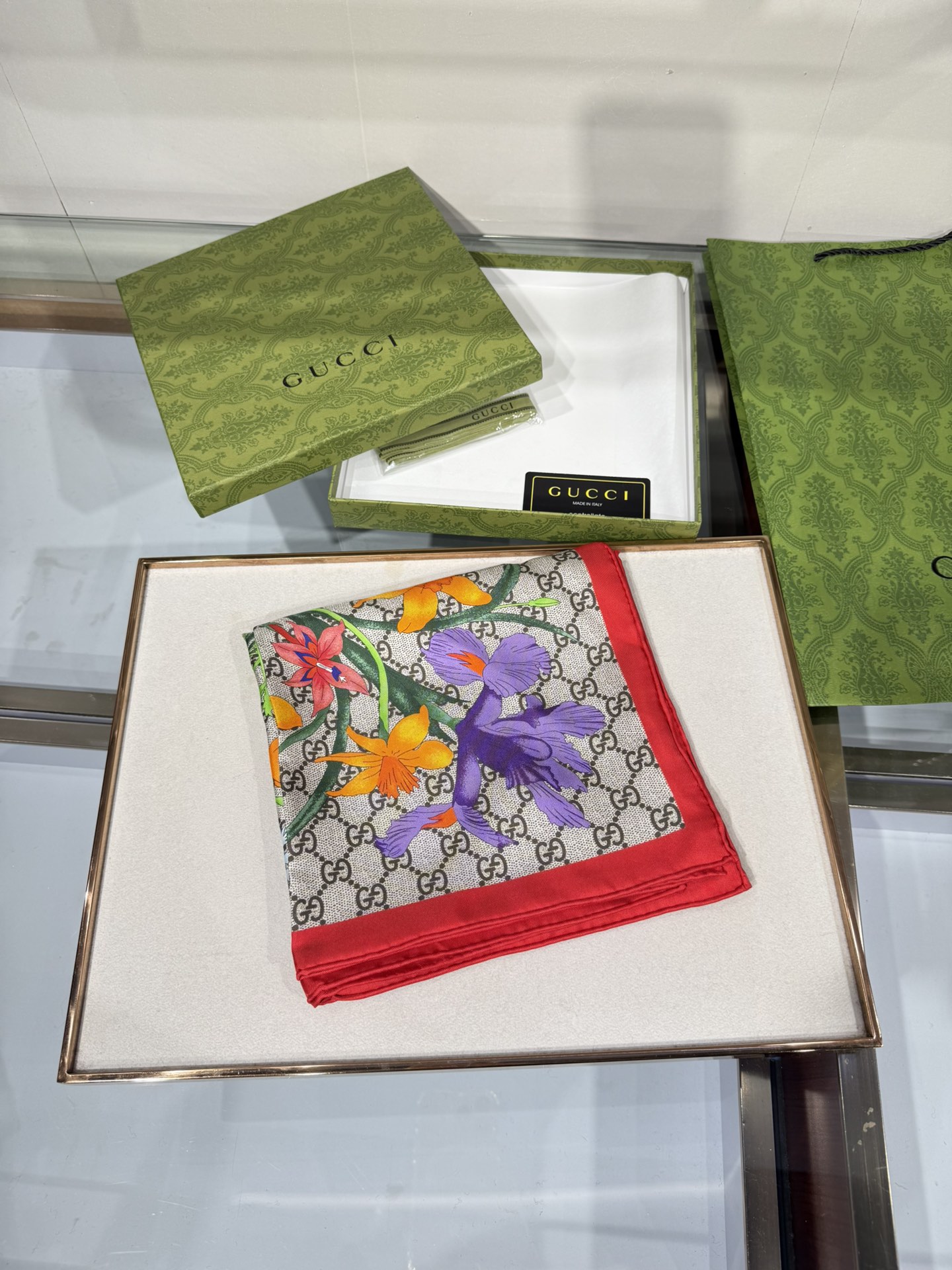 💟2025年古琦上新💞真丝提花面料!精简时髦,品质感很显好!好搭到上瘾的丝巾!带着不显山不露水的简约气质