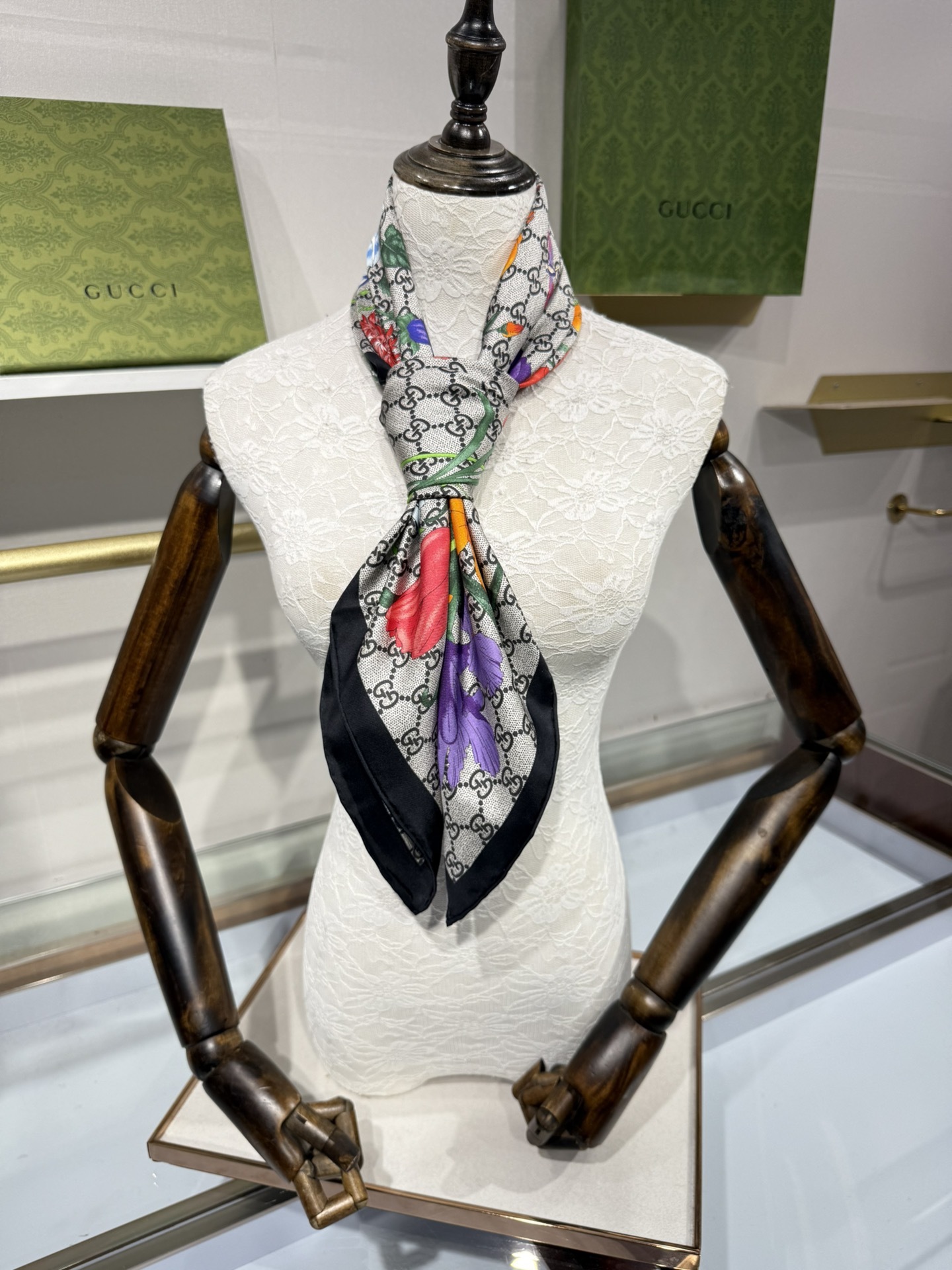 💟2025年古琦上新💞真丝提花面料!精简时髦,品质感很显好!好搭到上瘾的丝巾!带着不显山不露水的简约气质