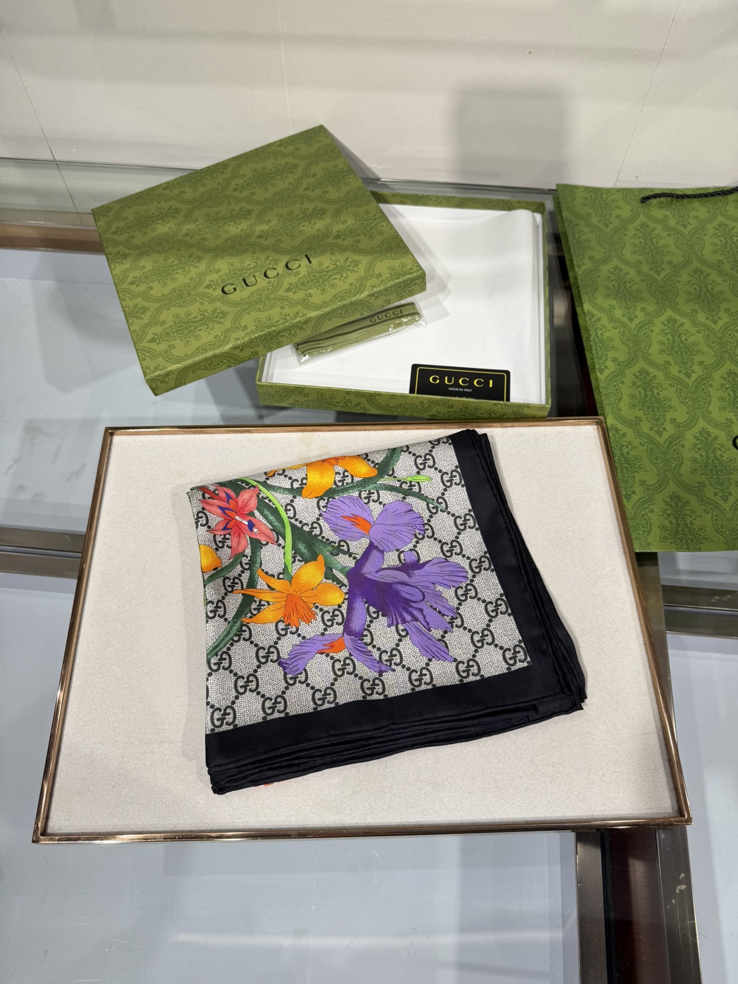 💟2025年古琦上新💞真丝提花面料!精简时髦,品质感很显好!好搭到上瘾的丝巾!带着不显山不露水的简约气质