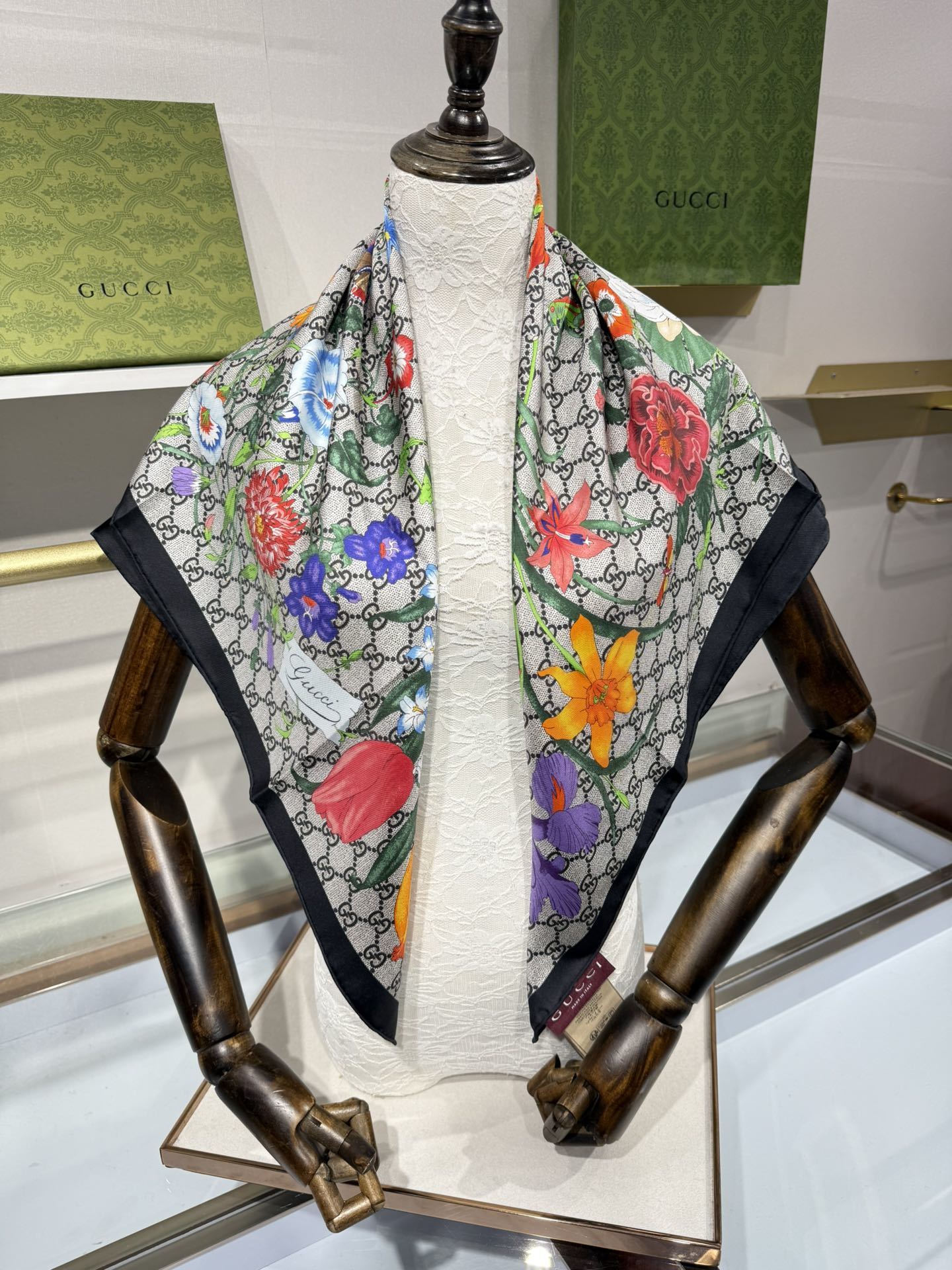 💟2025年古琦上新💞真丝提花面料!精简时髦,品质感很显好!好搭到上瘾的丝巾!带着不显山不露水的简约气质