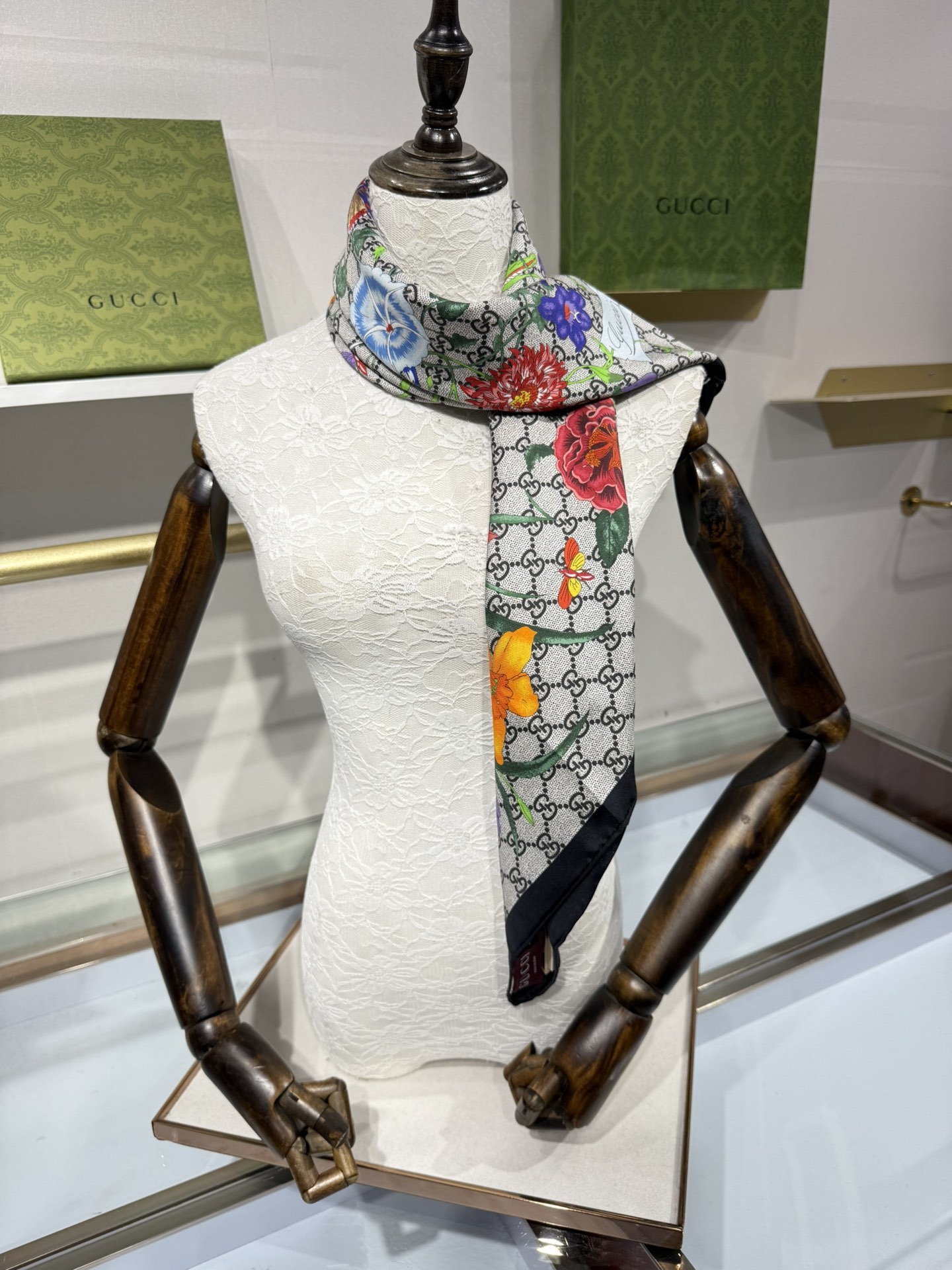 💟2025年古琦上新💞真丝提花面料!精简时髦,品质感很显好!好搭到上瘾的丝巾!带着不显山不露水的简约气质