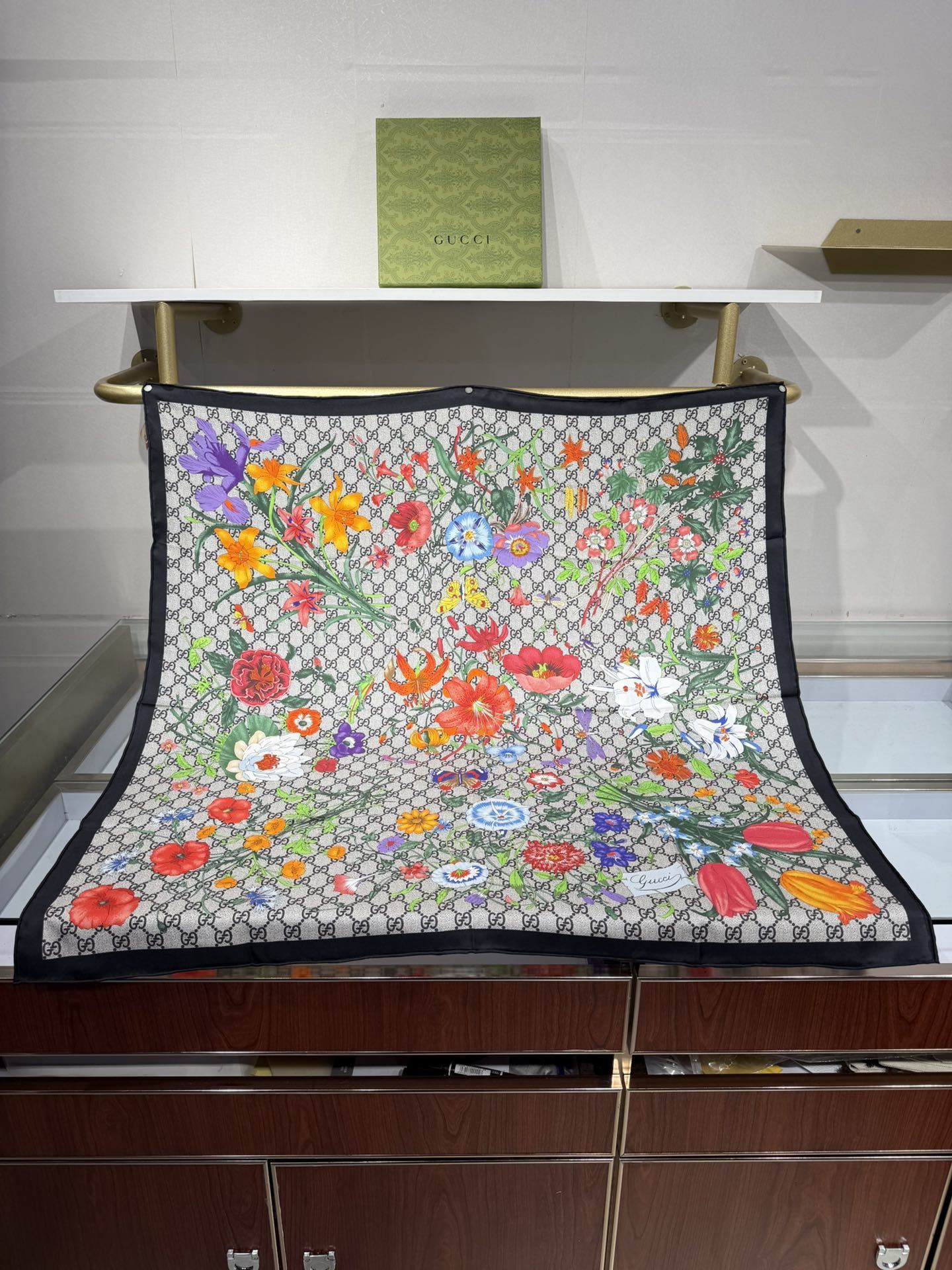 💟2025年古琦上新💞真丝提花面料!精简时髦,品质感很显好!好搭到上瘾的丝巾!带着不显山不露水的简约气质