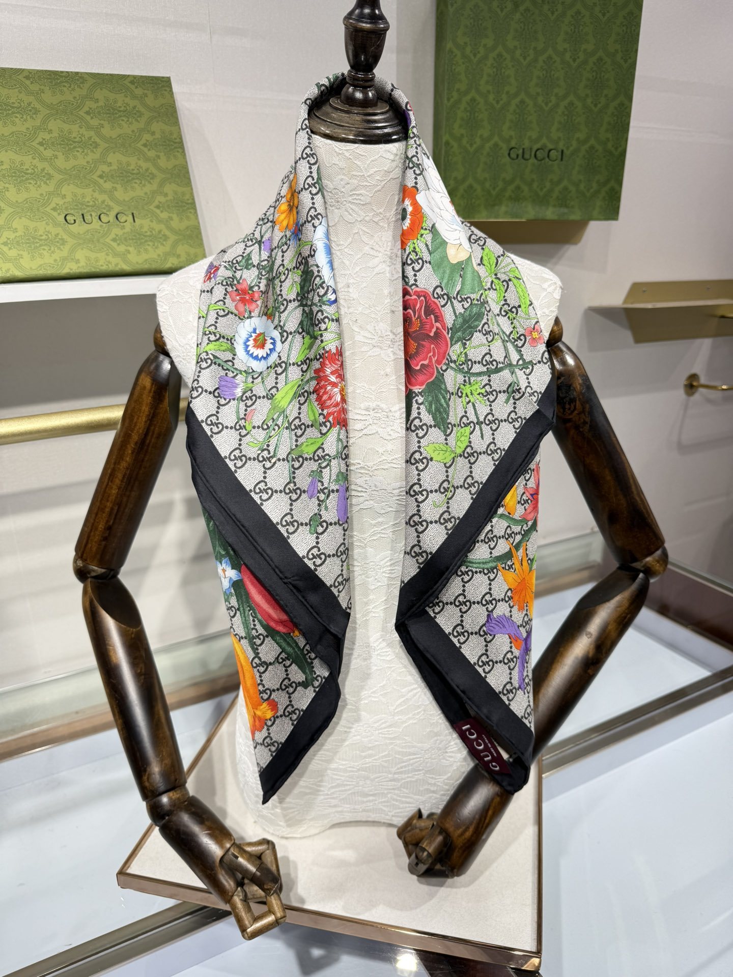 💟2025年古琦上新💞真丝提花面料!精简时髦,品质感很显好!好搭到上瘾的丝巾!带着不显山不露水的简约气质